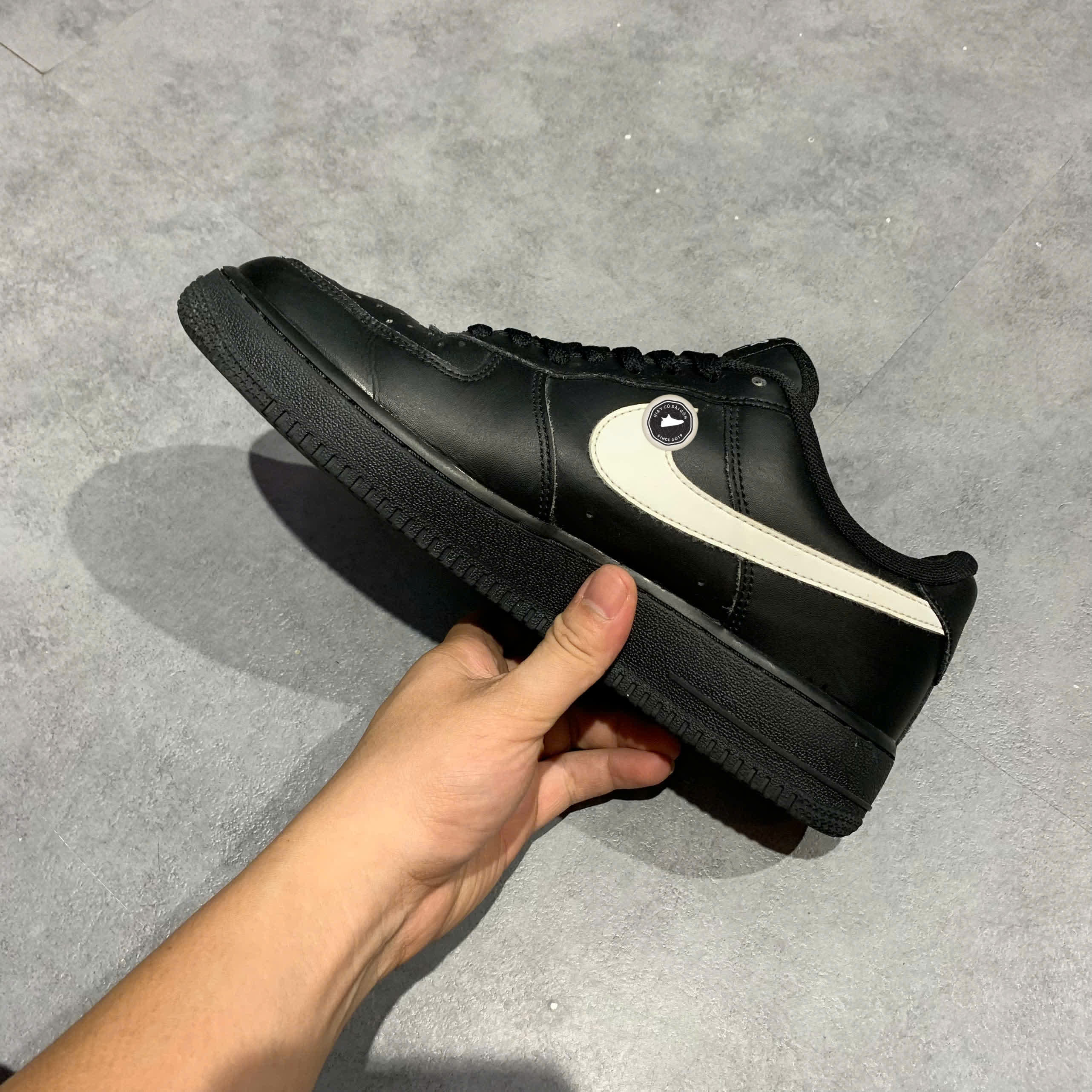 NIKE AIR FORCE 1 LOW BLACK WHITE FZ0627 010 – GIÀY 2HAND CHÍNH HÃNG PVN19329