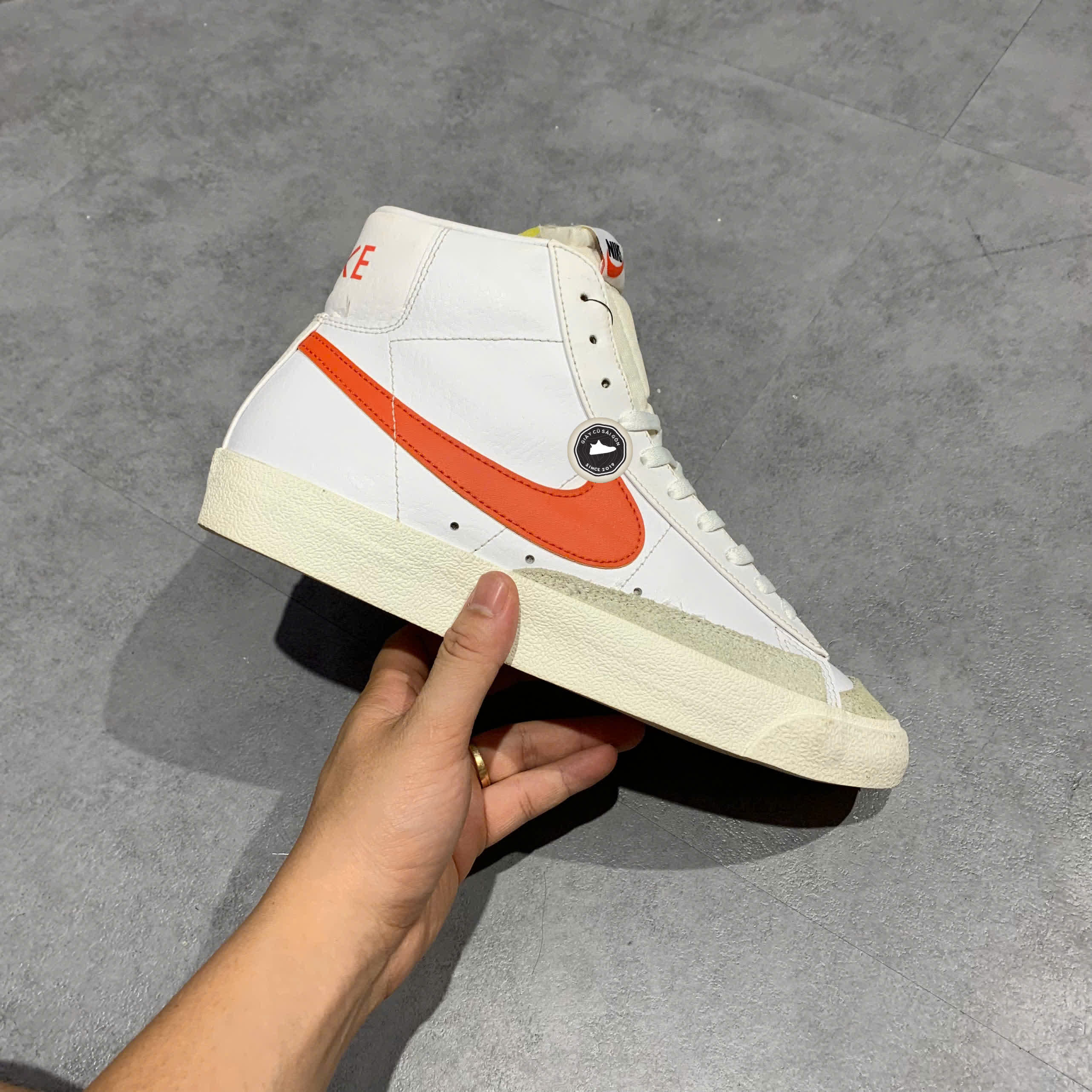 NIKE BLAZER MID ’77 VINTAGE WHITE MANTRA ORANGE BQ6806 110 SIZE 42.5 GIÀY 2HAND