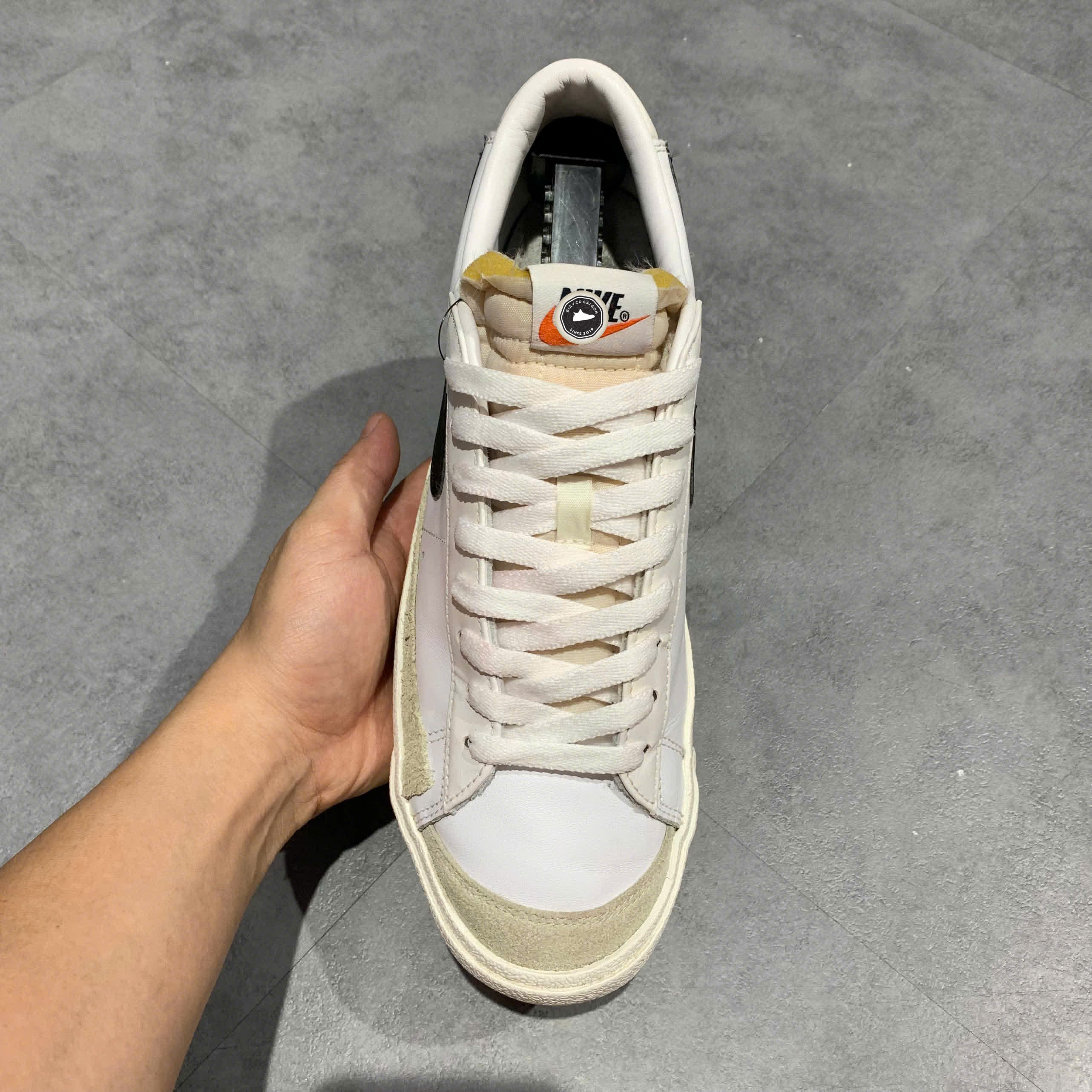 NIKE BLAZER LOW ’77 VINTAGE “WHITE/BLACK” DA6364‑101 SIZE 44 – GIÀY 2HAND CHÍNH HÃNG