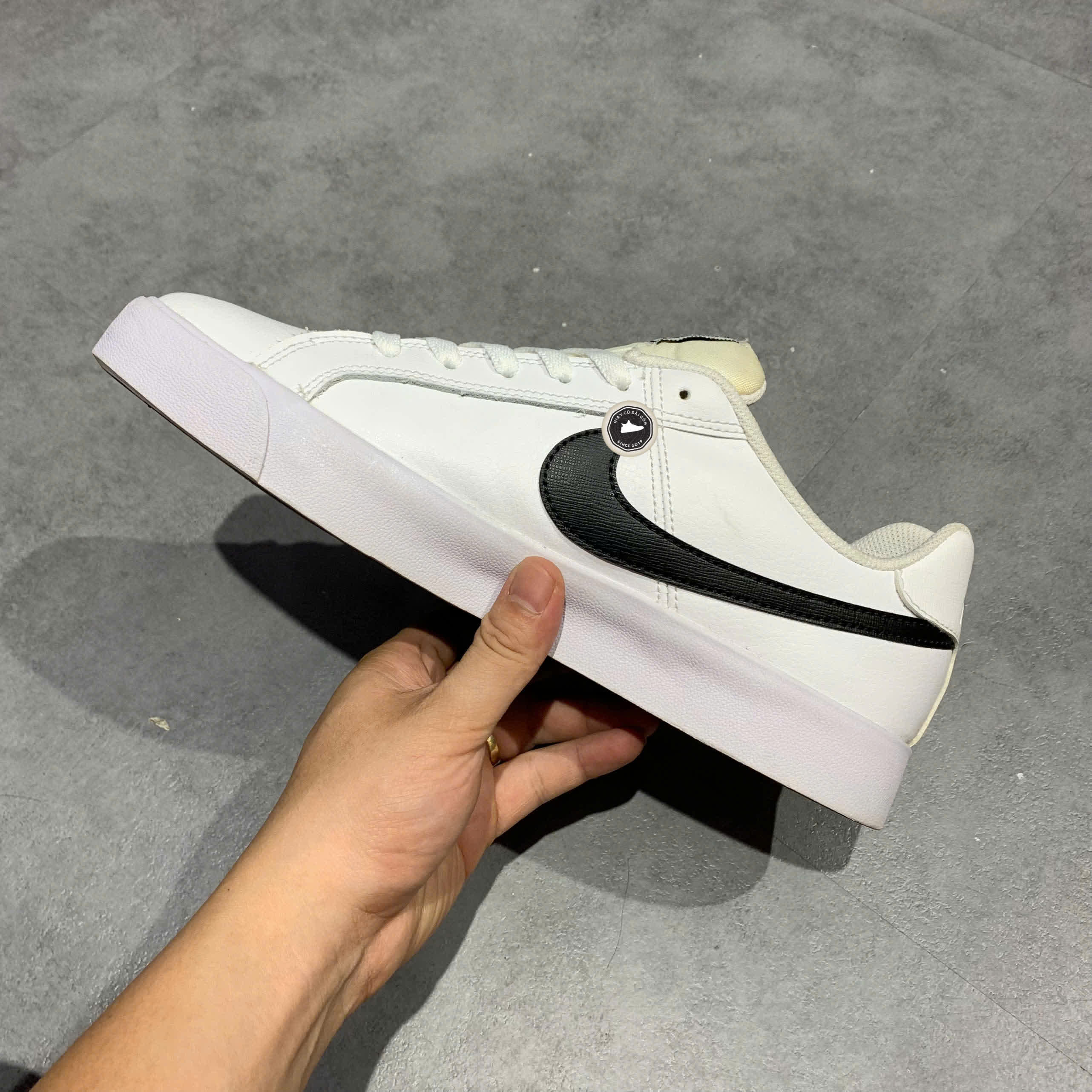 NIKE COURT ROYALE AC ‘WHITE BLACK’ BQ4222 SIZE 43 GIÀY 2HAND