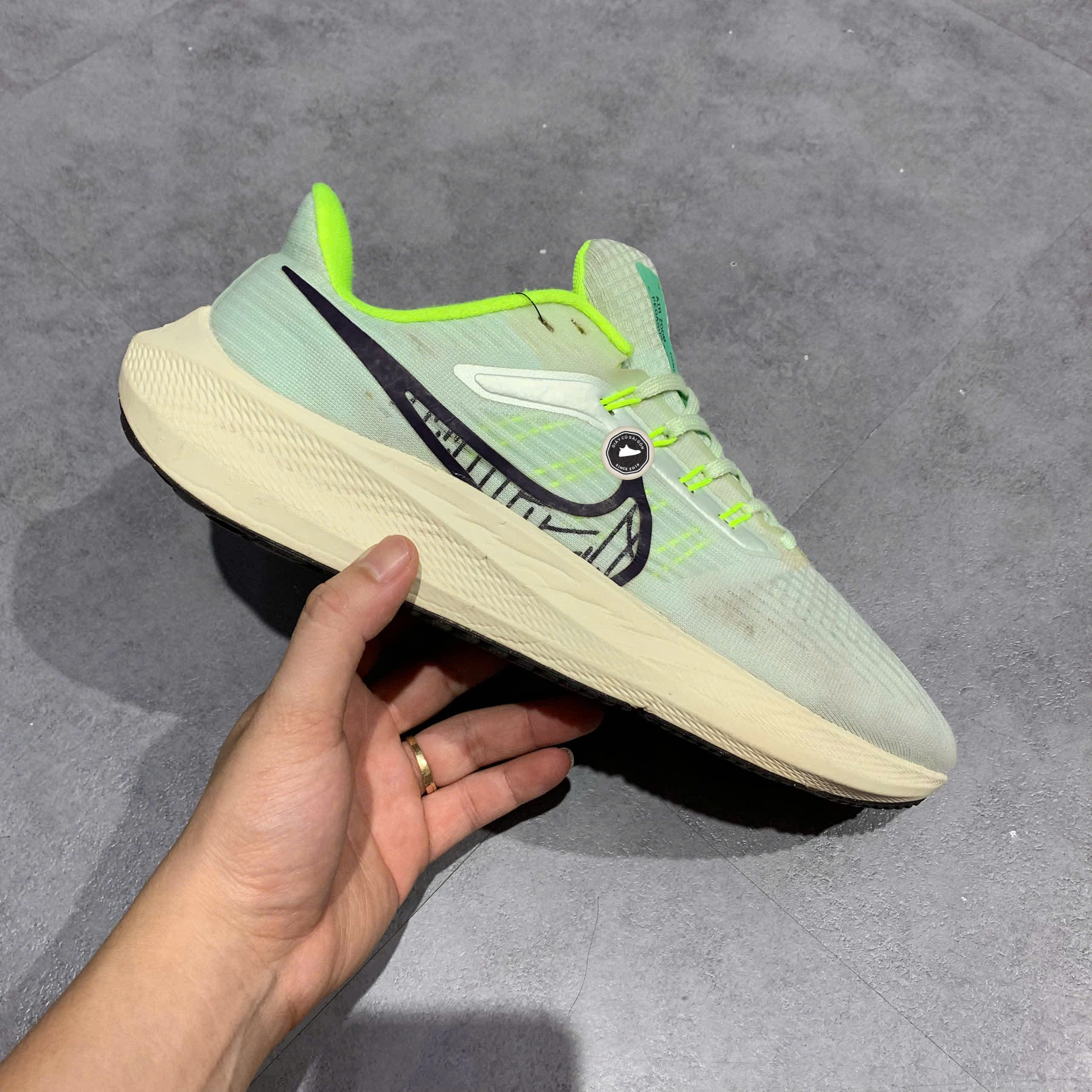 NIKE AIR ZOOM PEGASUS 39 BARELY GREEN – DH4071-301 – SIZE 43 – GIÀY 2HAND