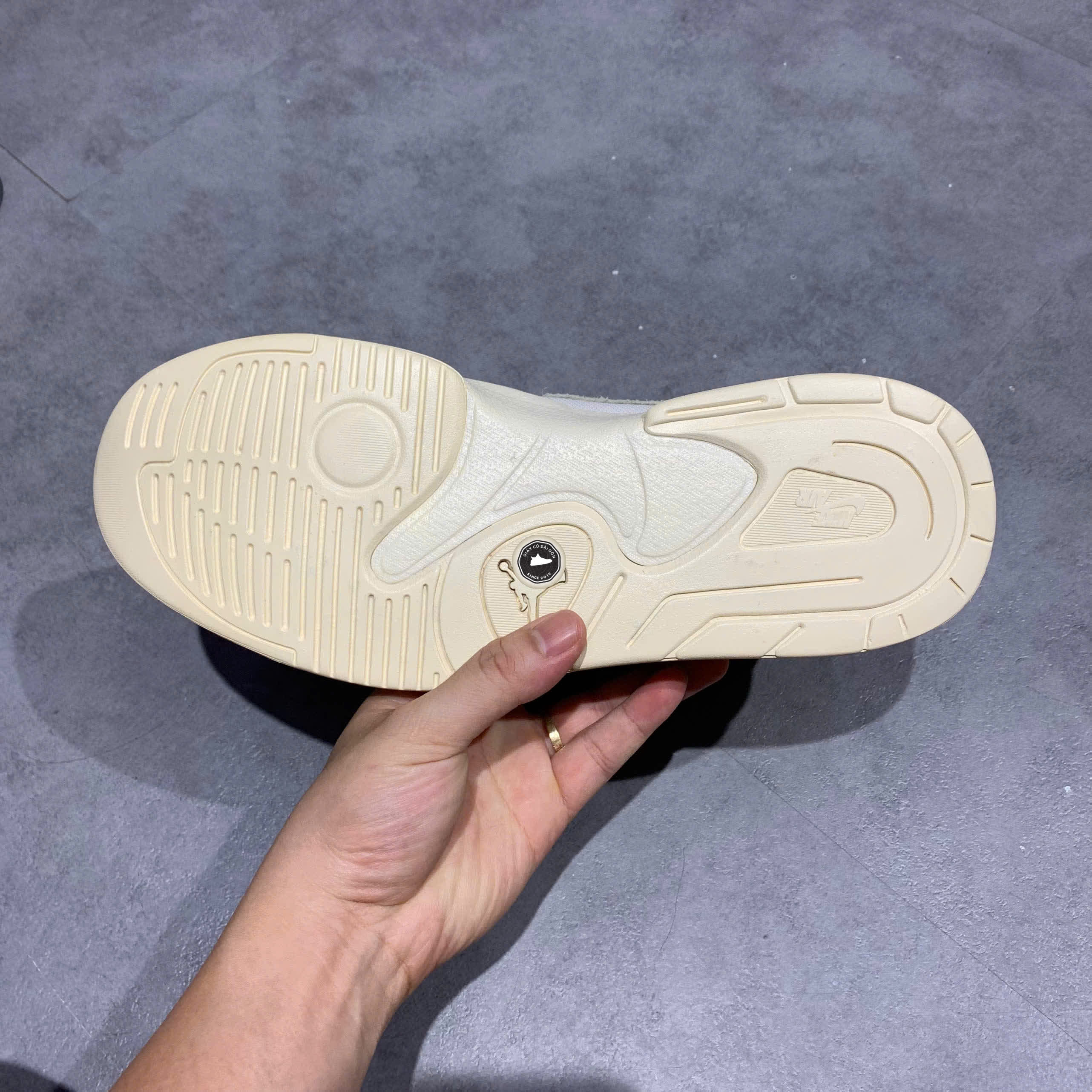 NIKE AIR MAX AP ‘TRIPLE WHITE’ DX4397-110 – SIZE 44 – GIÀY 2HAND