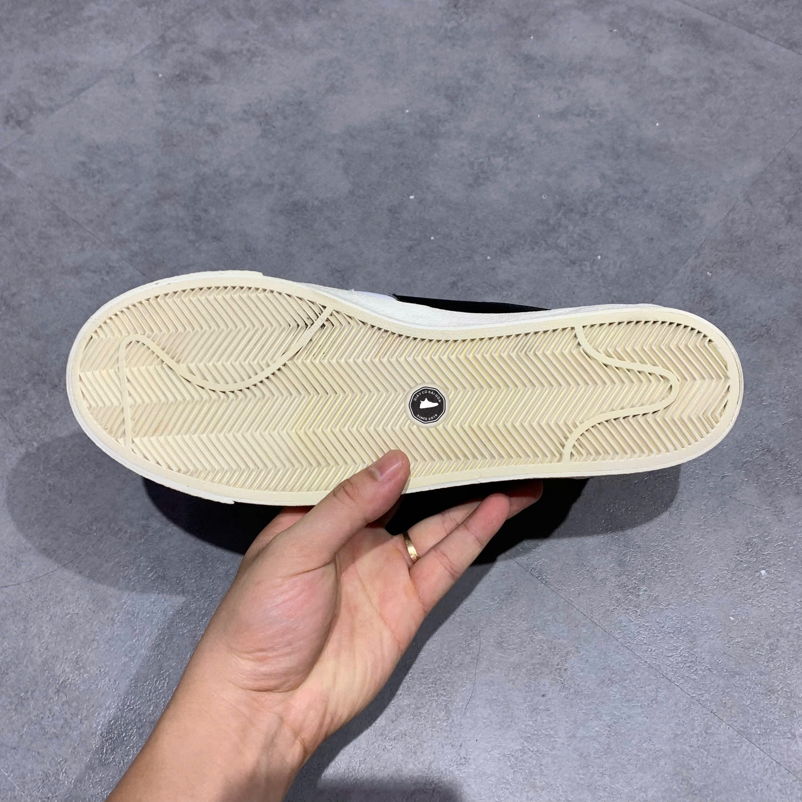 NIKE BLAZER LOW ’77 JUMBO WHITE/WHITE/SAIL/BLACK – SIZE 44 – GIÀY 2HAND