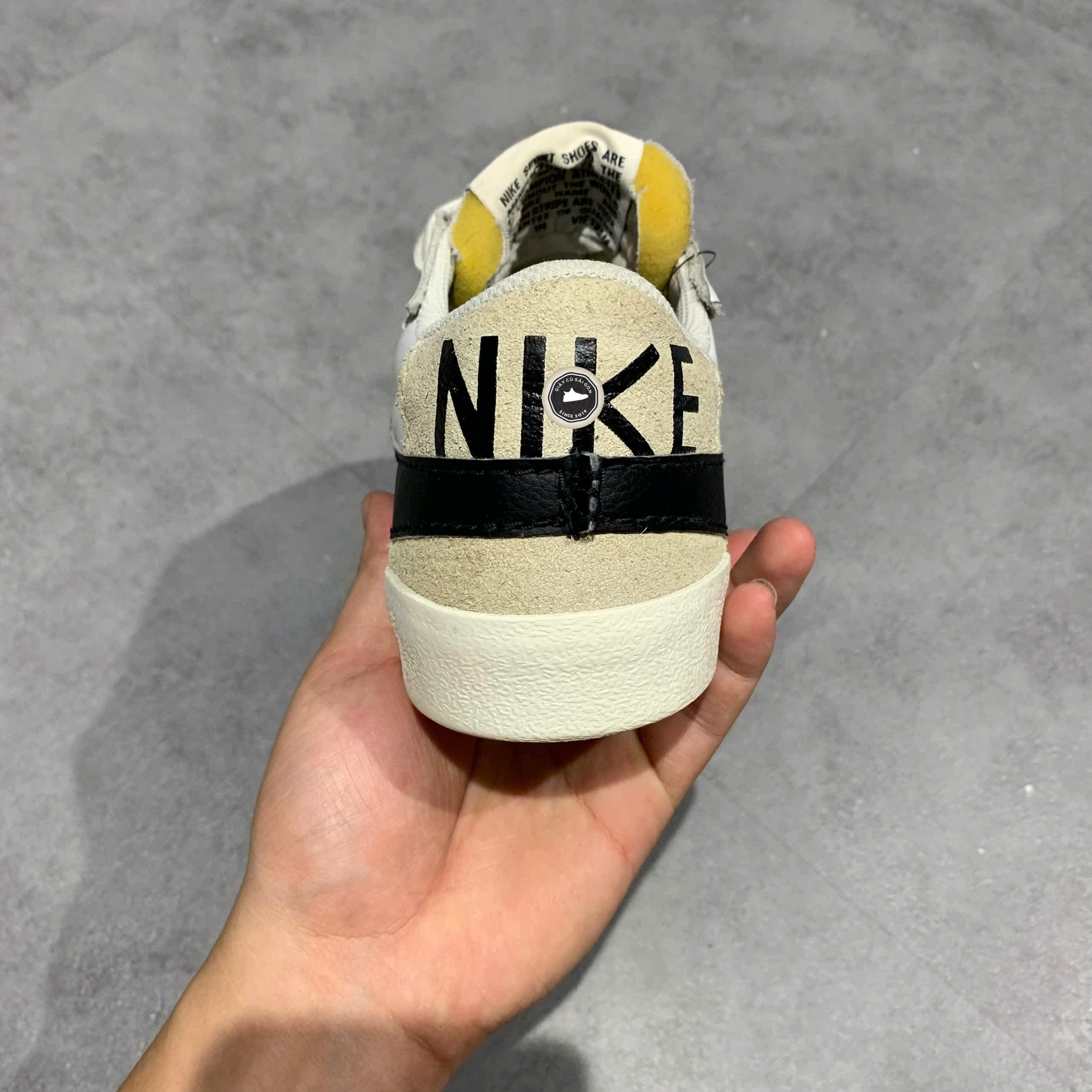 NIKE BLAZER LOW ’77 JUMBO WHITE/WHITE/SAIL/BLACK – SIZE 44 – GIÀY 2HAND