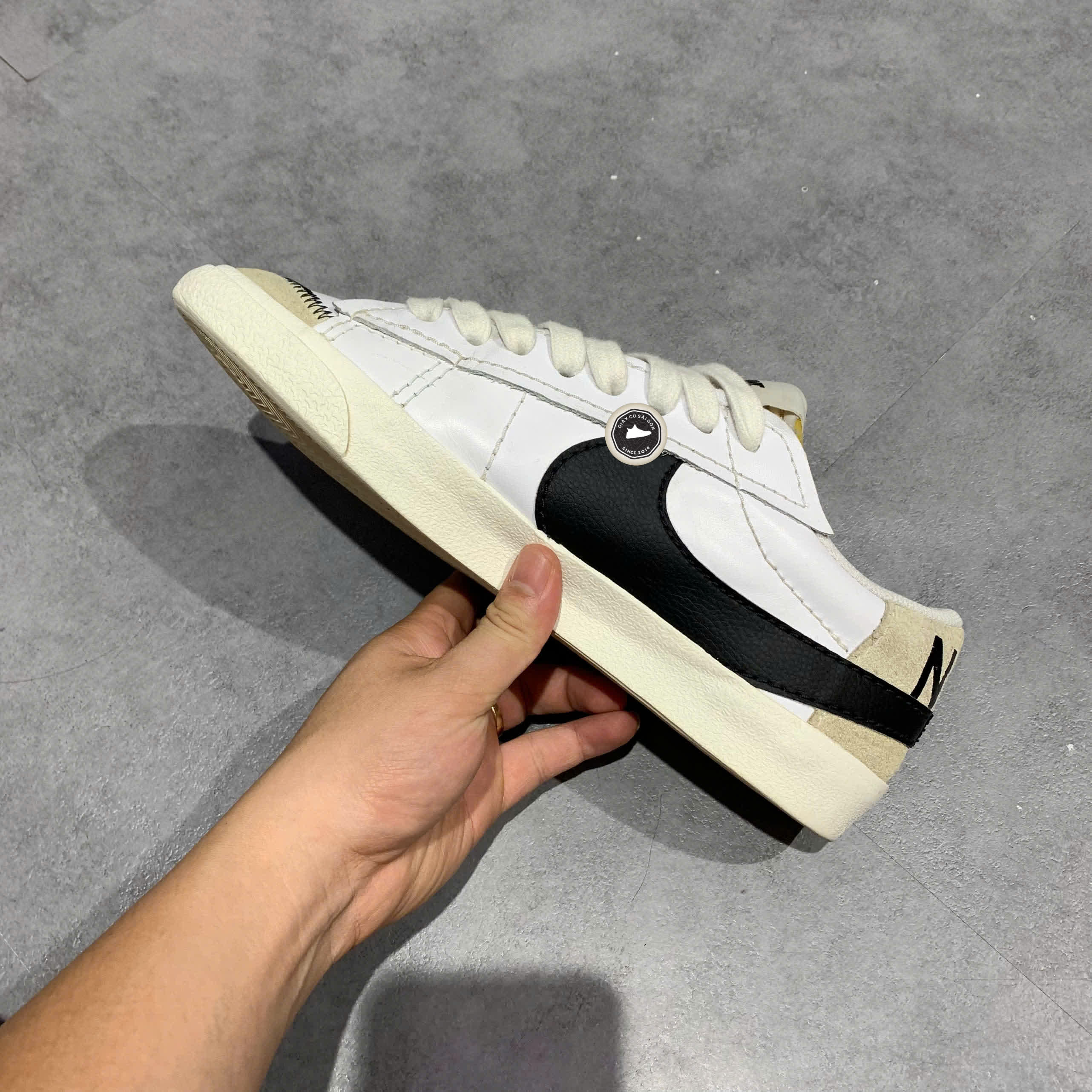 NIKE BLAZER LOW ’77 JUMBO WHITE/WHITE/SAIL/BLACK – SIZE 44 – GIÀY 2HAND
