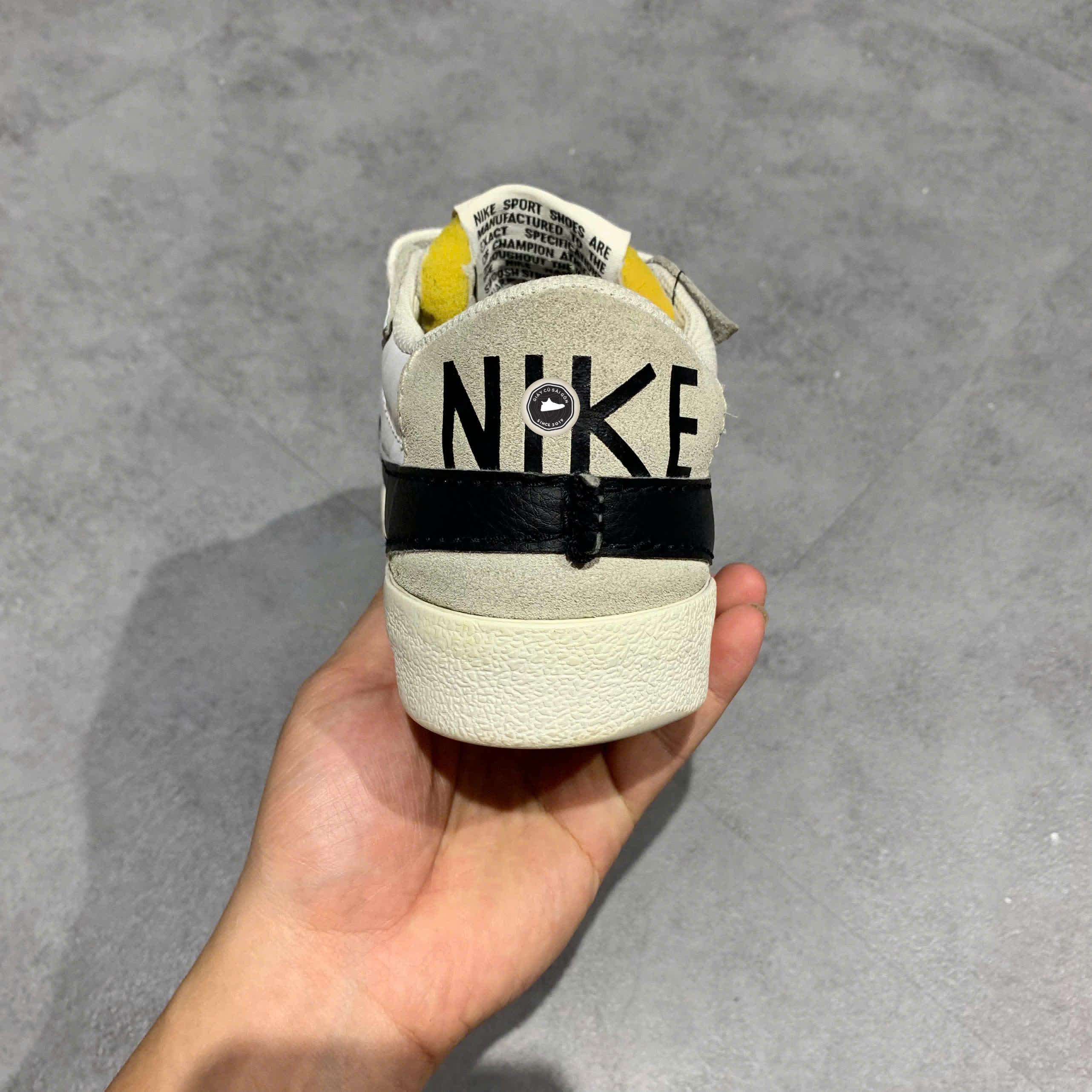 NIKE BLAZER LOW ’77 JUMBO WHITE/WHITE/SAIL/BLACK – SIZE 44 – GIÀY 2HAND