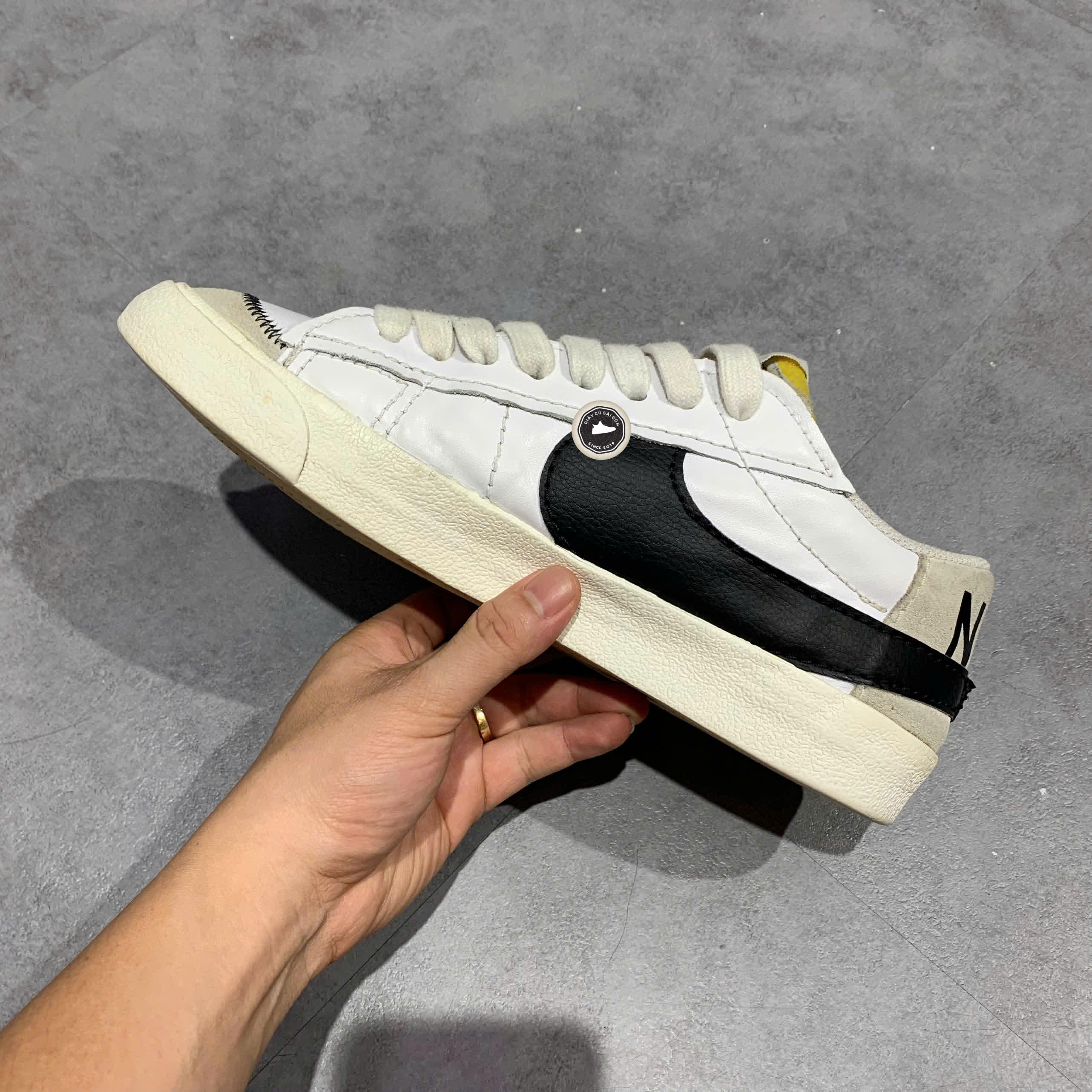 NIKE BLAZER LOW ’77 JUMBO WHITE/WHITE/SAIL/BLACK – SIZE 44 – GIÀY 2HAND
