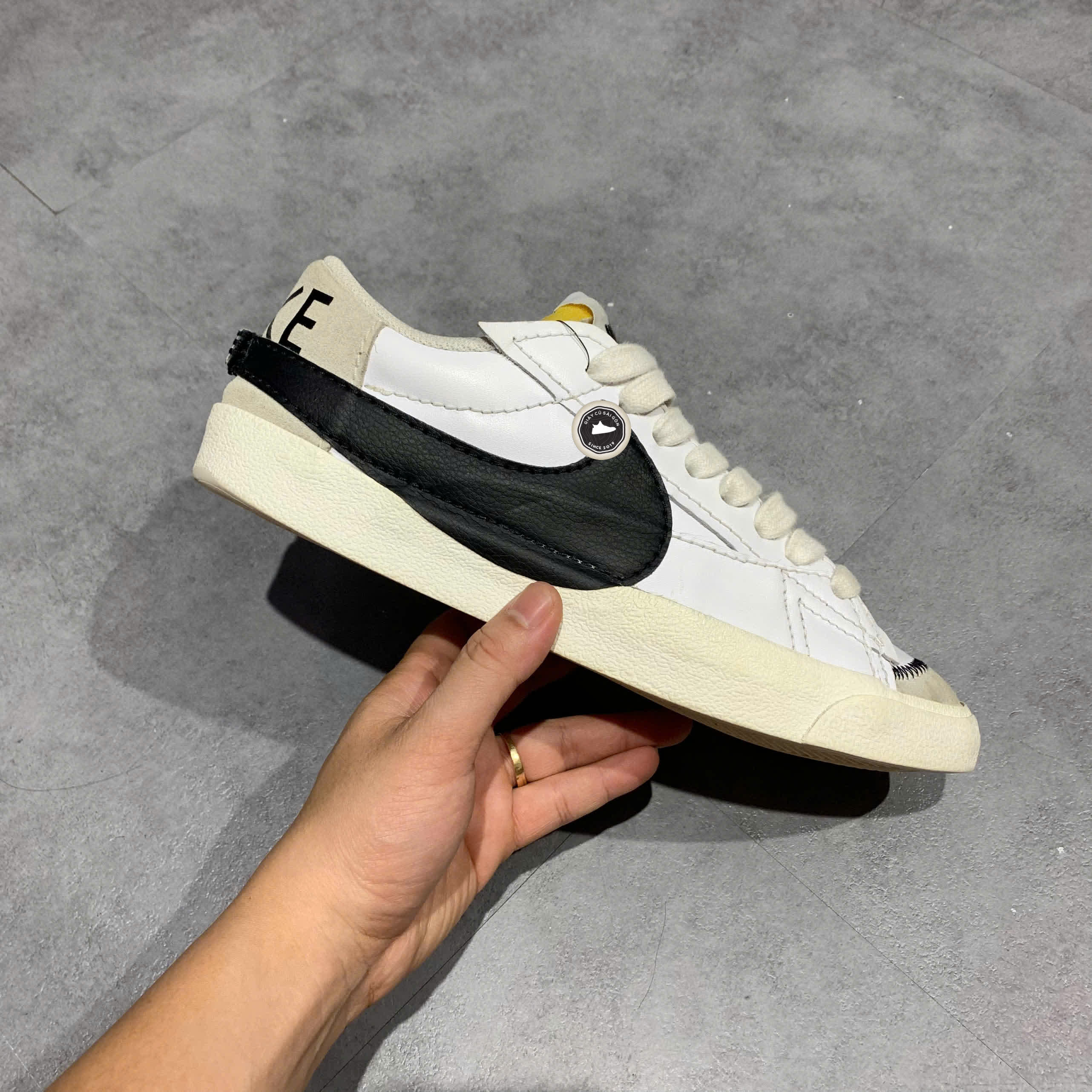 NIKE BLAZER LOW ’77 JUMBO WHITE/WHITE/SAIL/BLACK – SIZE 44 – GIÀY 2HAND