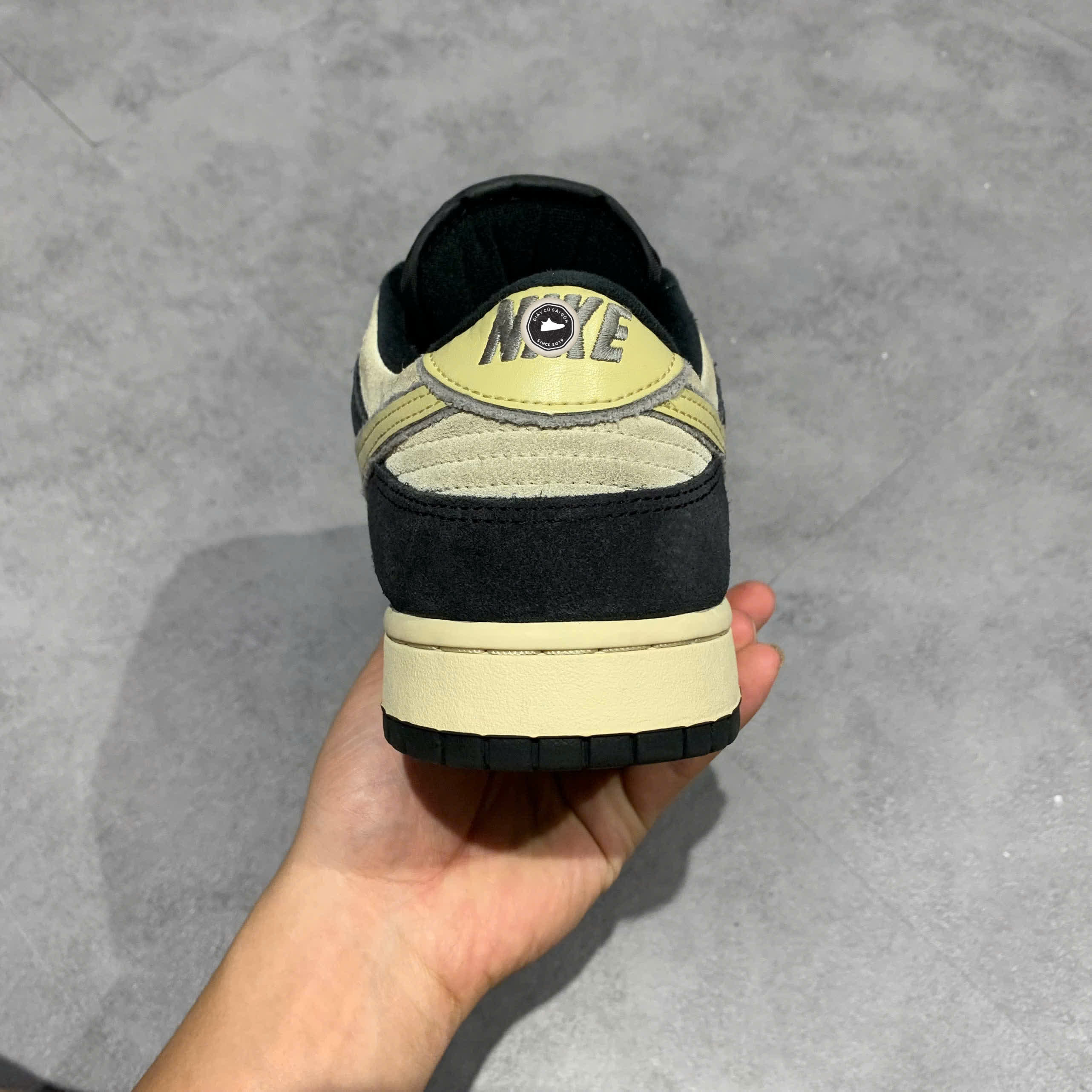 NIKE DUNK LOW LX ‘BLACK SUEDE TEAM GOLD’ DV3054 001 SIZE 44.5 GIÀY 2HAND