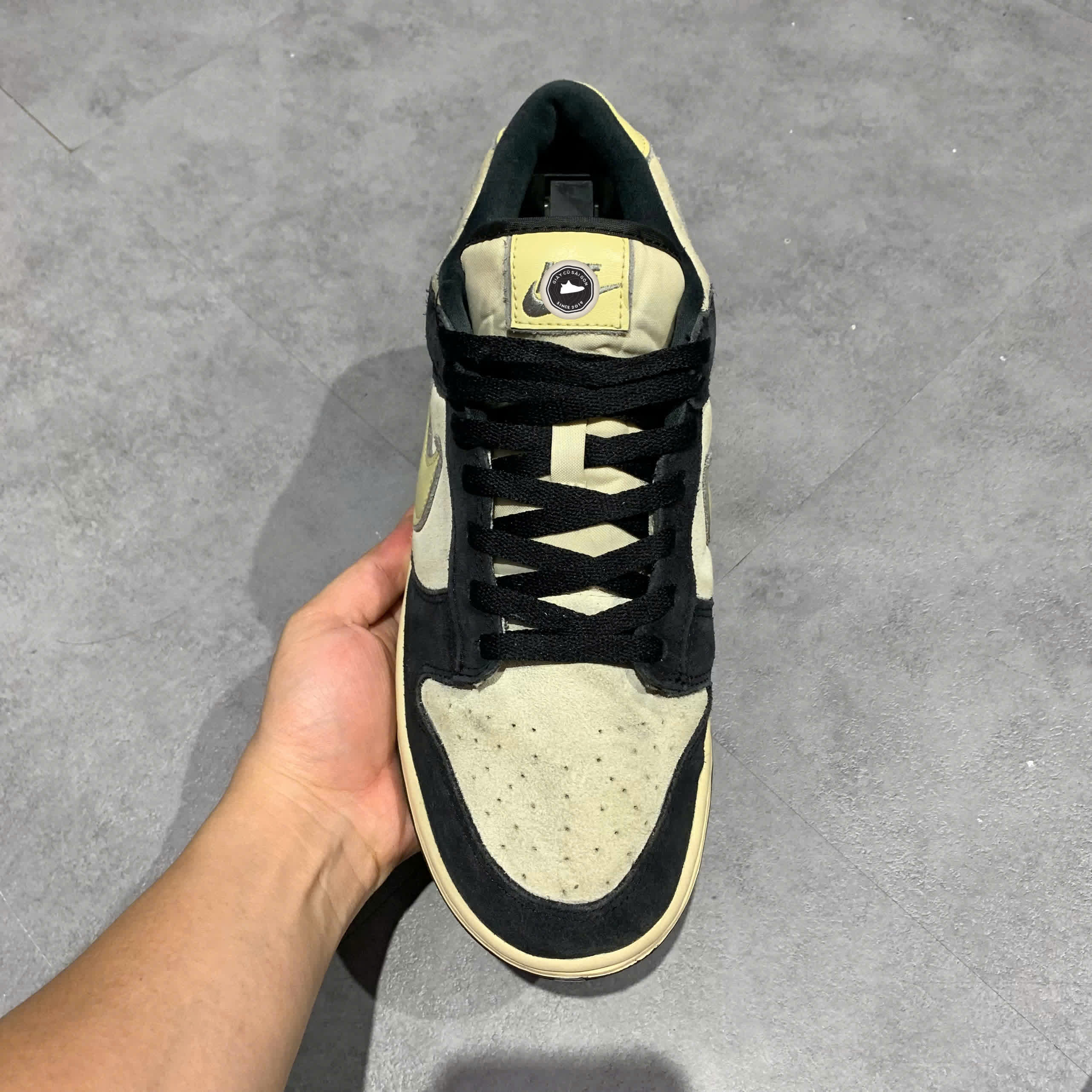 NIKE DUNK LOW LX ‘BLACK SUEDE TEAM GOLD’ DV3054 001 SIZE 44.5 GIÀY 2HAND