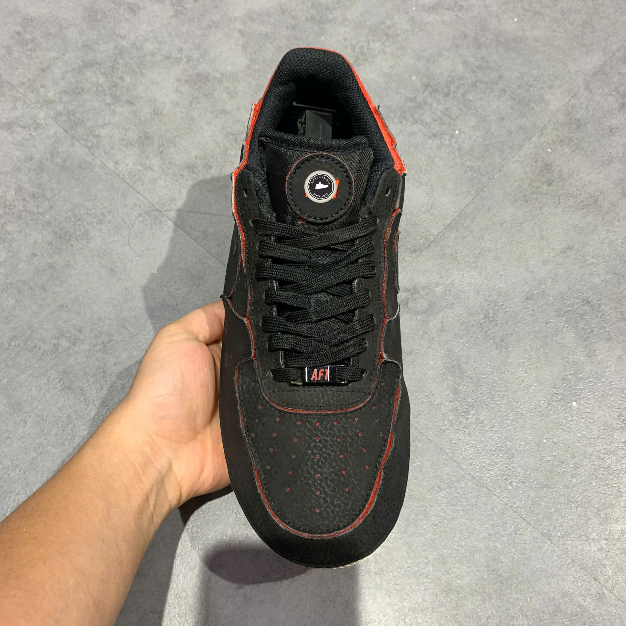 NIKE AIR FORCE 1/1 LOW BLACK CHILE RED – DD2429 001 SIZE 41 – GIÀY 2HAND CHÍNH HÃNG