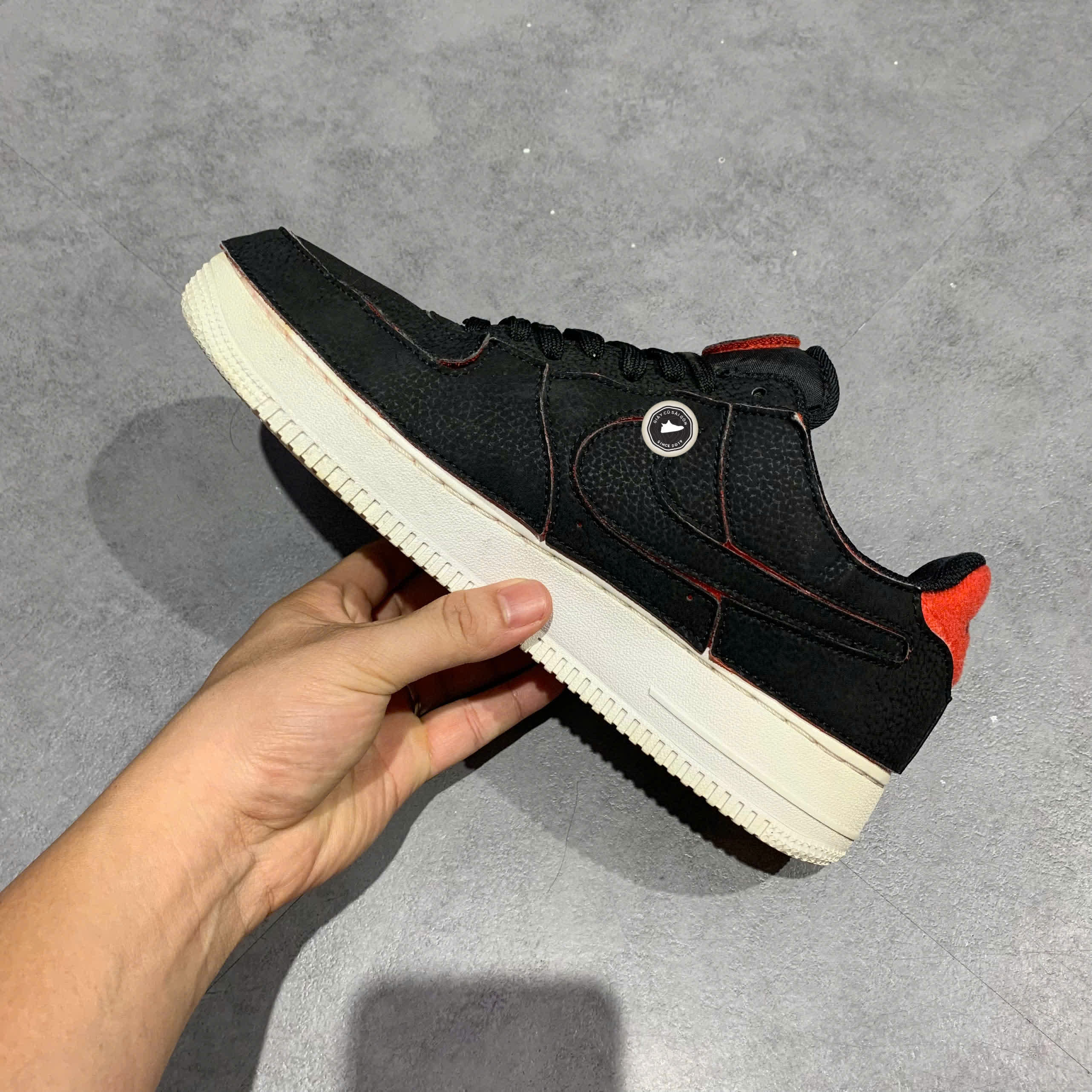 NIKE AIR FORCE 1/1 LOW BLACK CHILE RED – DD2429 001 SIZE 41 – GIÀY 2HAND CHÍNH HÃNG