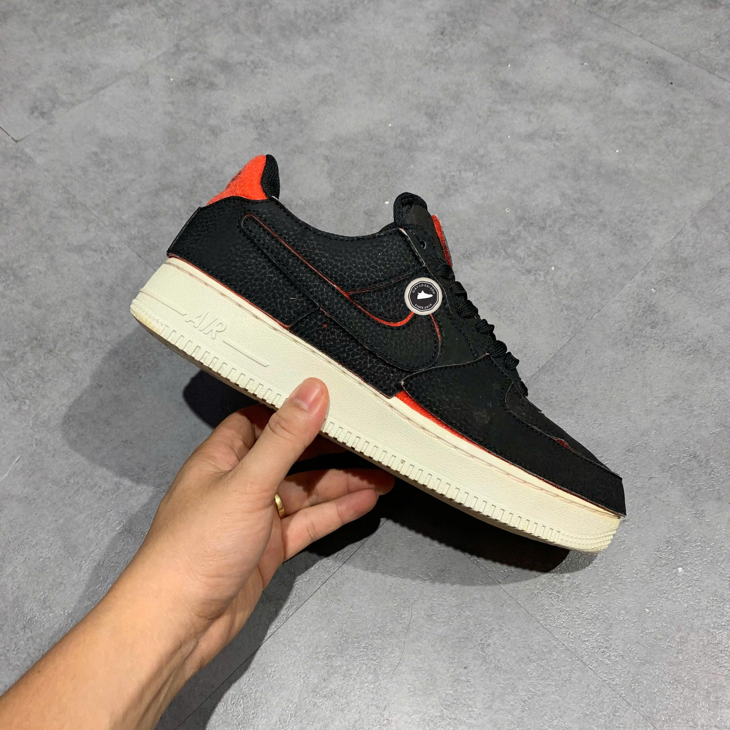 NIKE AIR FORCE 1/1 LOW BLACK CHILE RED – DD2429 001 SIZE 41 – GIÀY 2HAND CHÍNH HÃNG