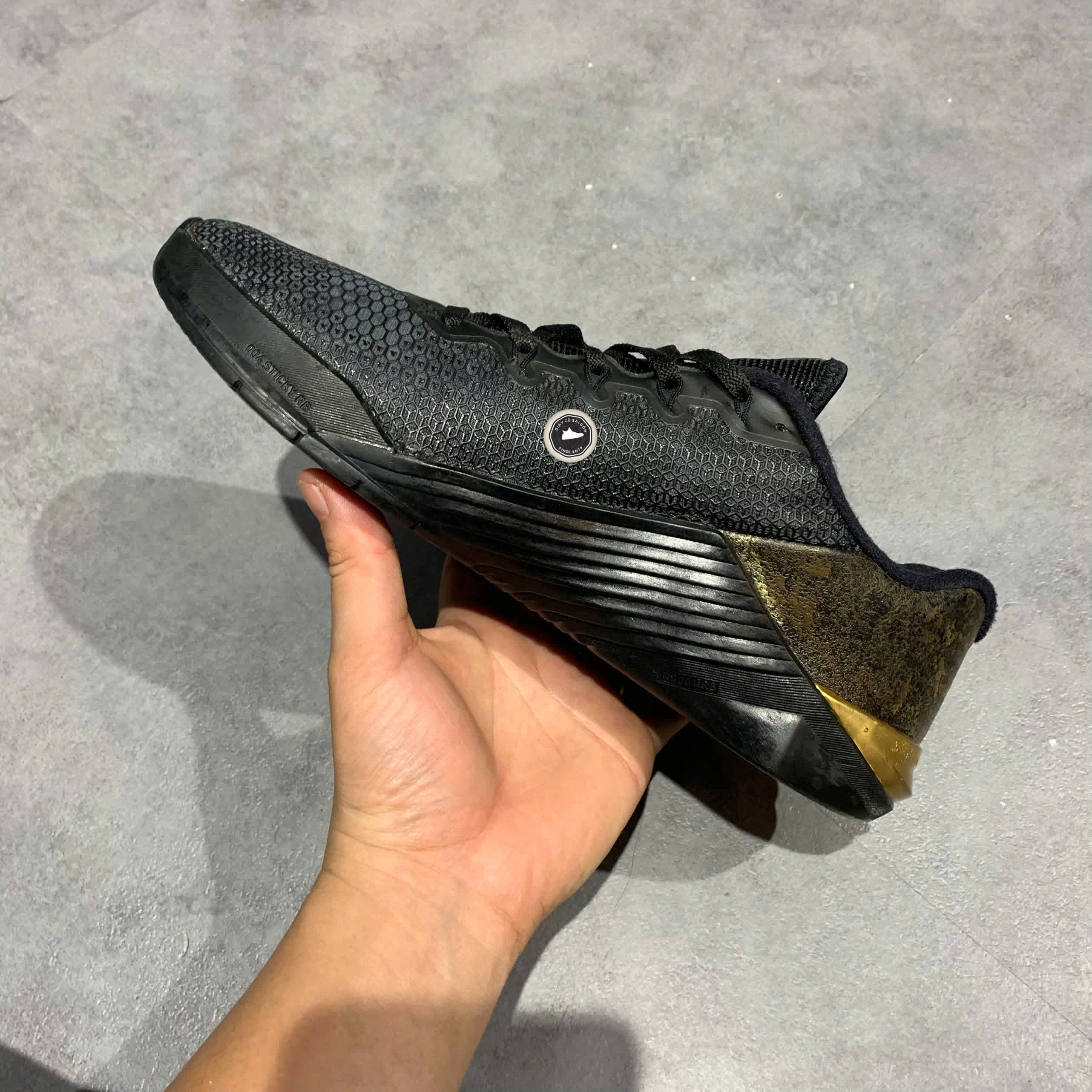NIKE METCON 5 BLACK GOLD – AT3144‑070 SIZE 41 – GIÀY 2HAND CHÍNH HÃNG