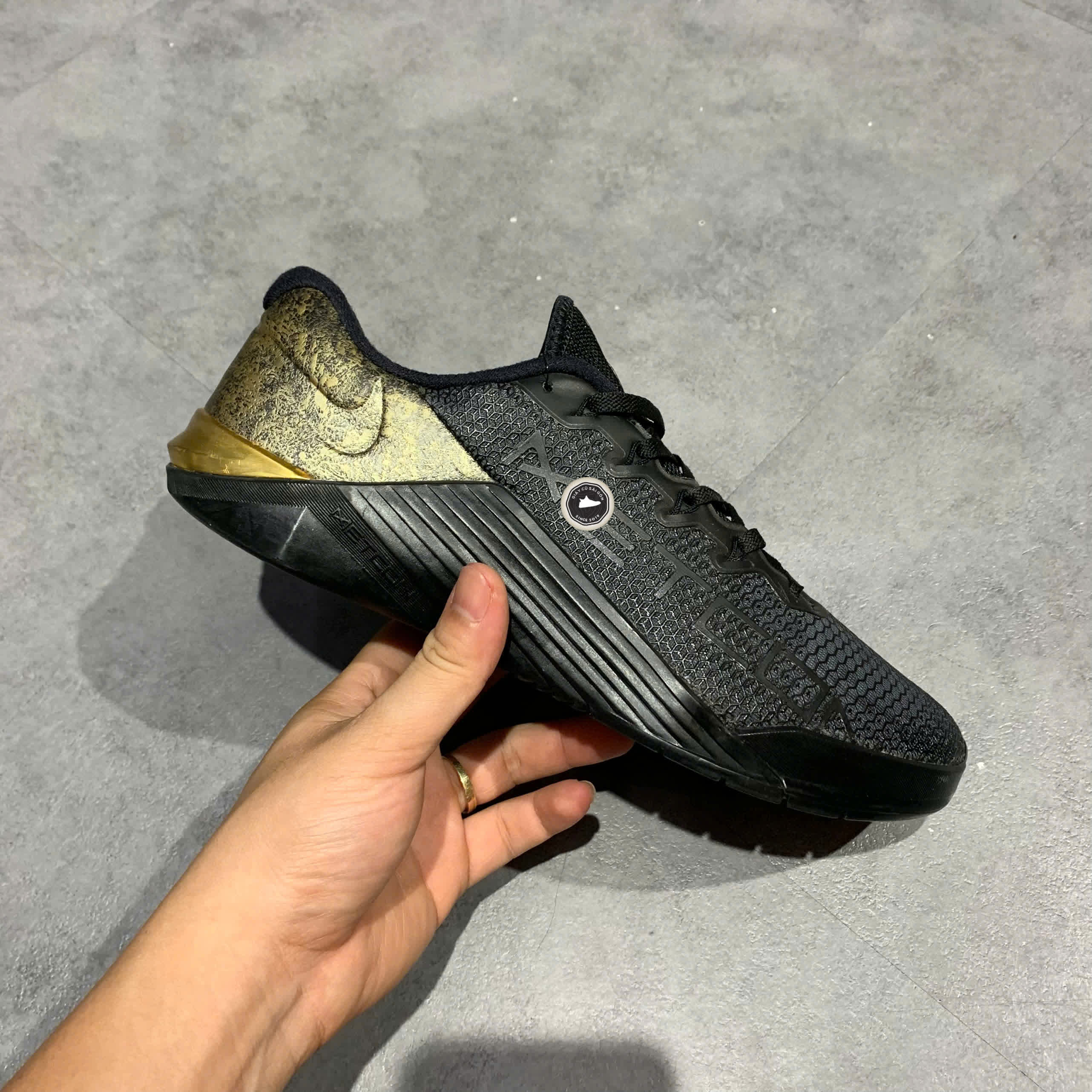 NIKE METCON BLACK GOLD – AT3144‑070 SIZE 41 – GIÀY 2HAND CHÍNH HÃNG