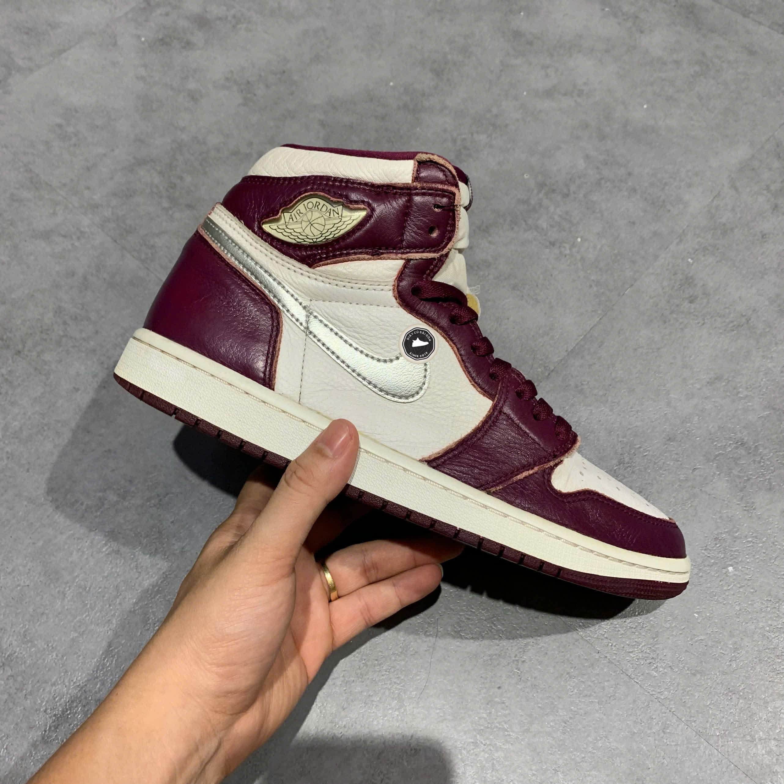 AIR JORDAN 1 RETRO HIGH OG BORDEAUX – 555088 611 SIZE 41 – GIÀY 2HAND CHÍNH HÃNG