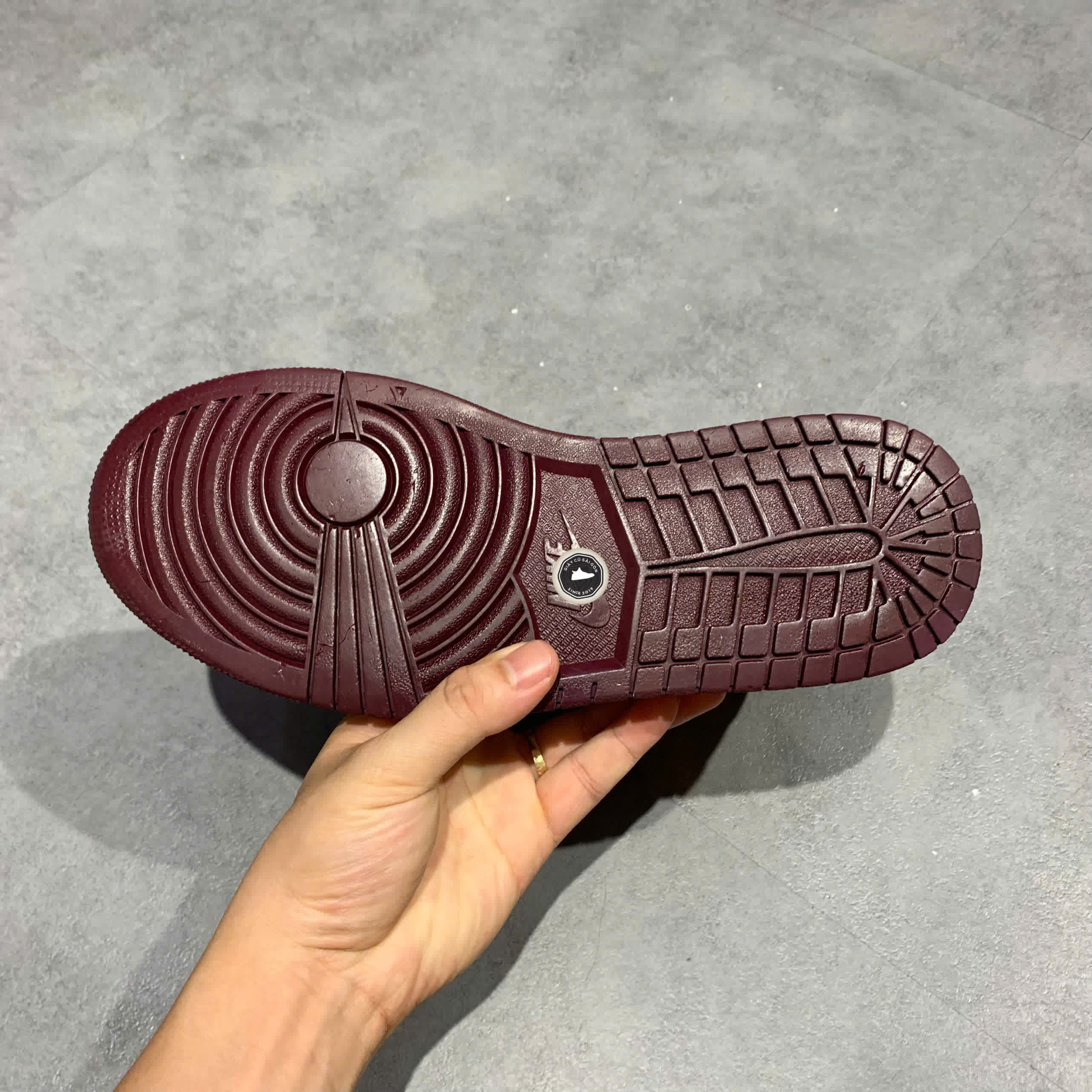 AIR JORDAN 1 RETRO HIGH OG BORDEAUX – 555088 611 SIZE 41 – GIÀY 2HAND CHÍNH HÃNG