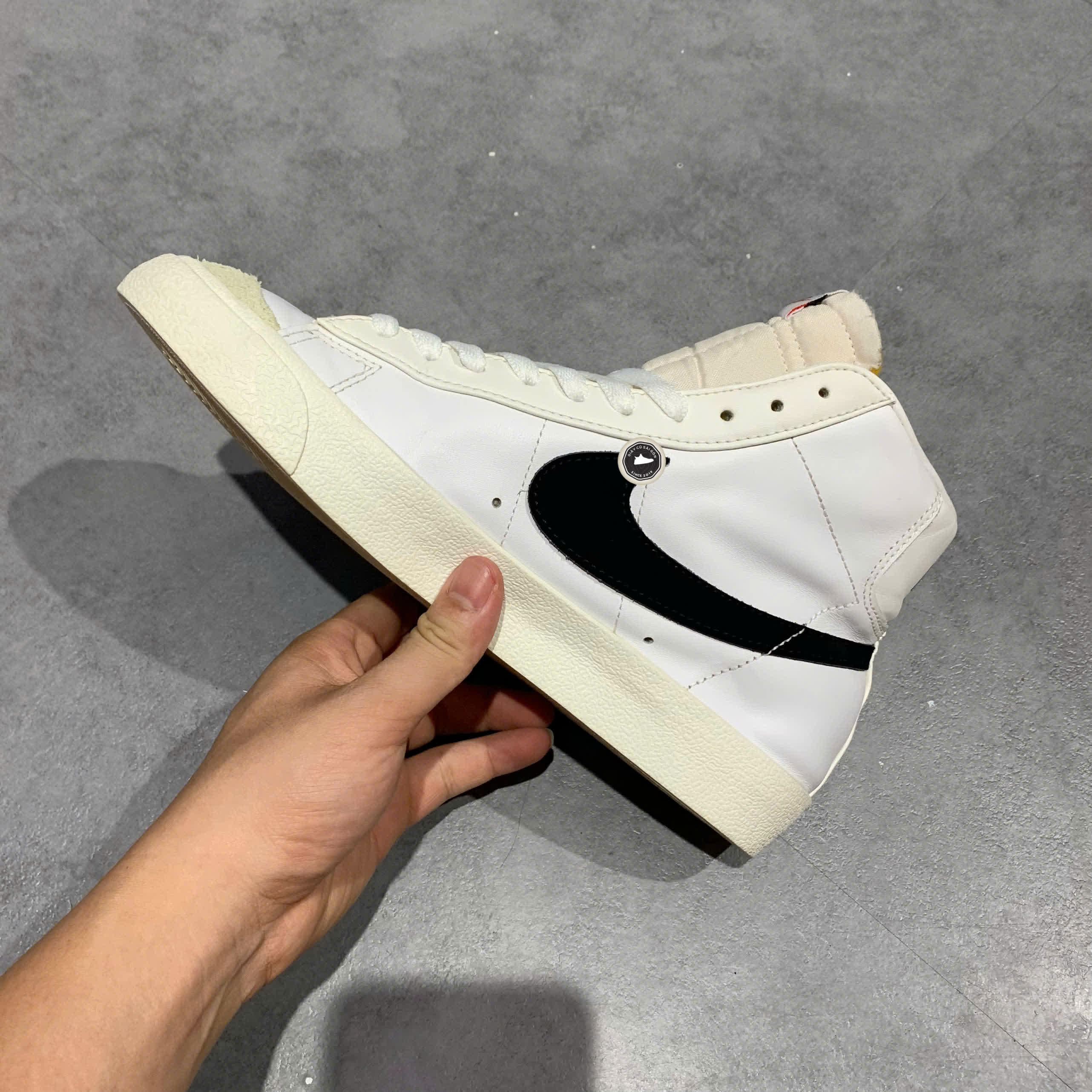 NIKE BLAZER MID ’77 VINTAGE 'WHITE/BLACK' – BQ6806‑100 – GIÀY 2HAND CHÍNH HÃNG [PVN19397]