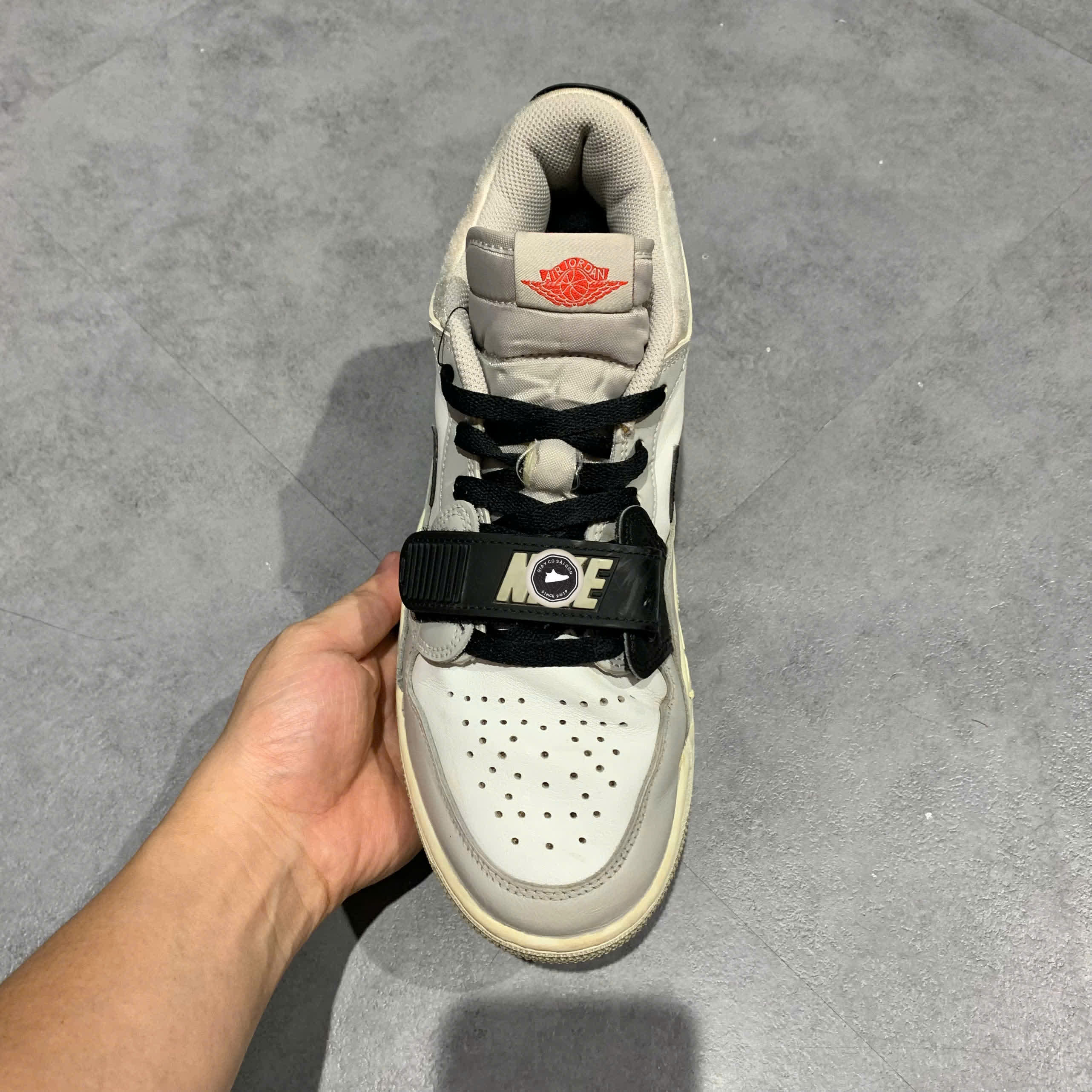 AIR JORDAN LEGACY 312 LOW TECH GREY FIRE RED BLACK – CD7069 101 SIZE 42 – GIÀY 2HAND CHÍNH HÃNG
