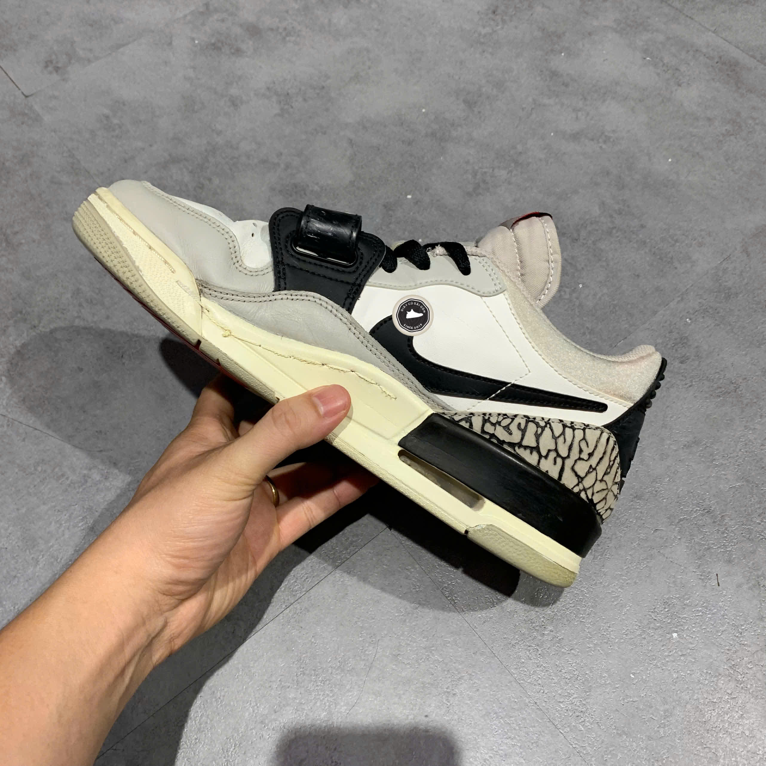 AIR JORDAN LEGACY 312 LOW TECH GREY FIRE RED BLACK – CD7069 101 SIZE 42 – GIÀY 2HAND CHÍNH HÃNG