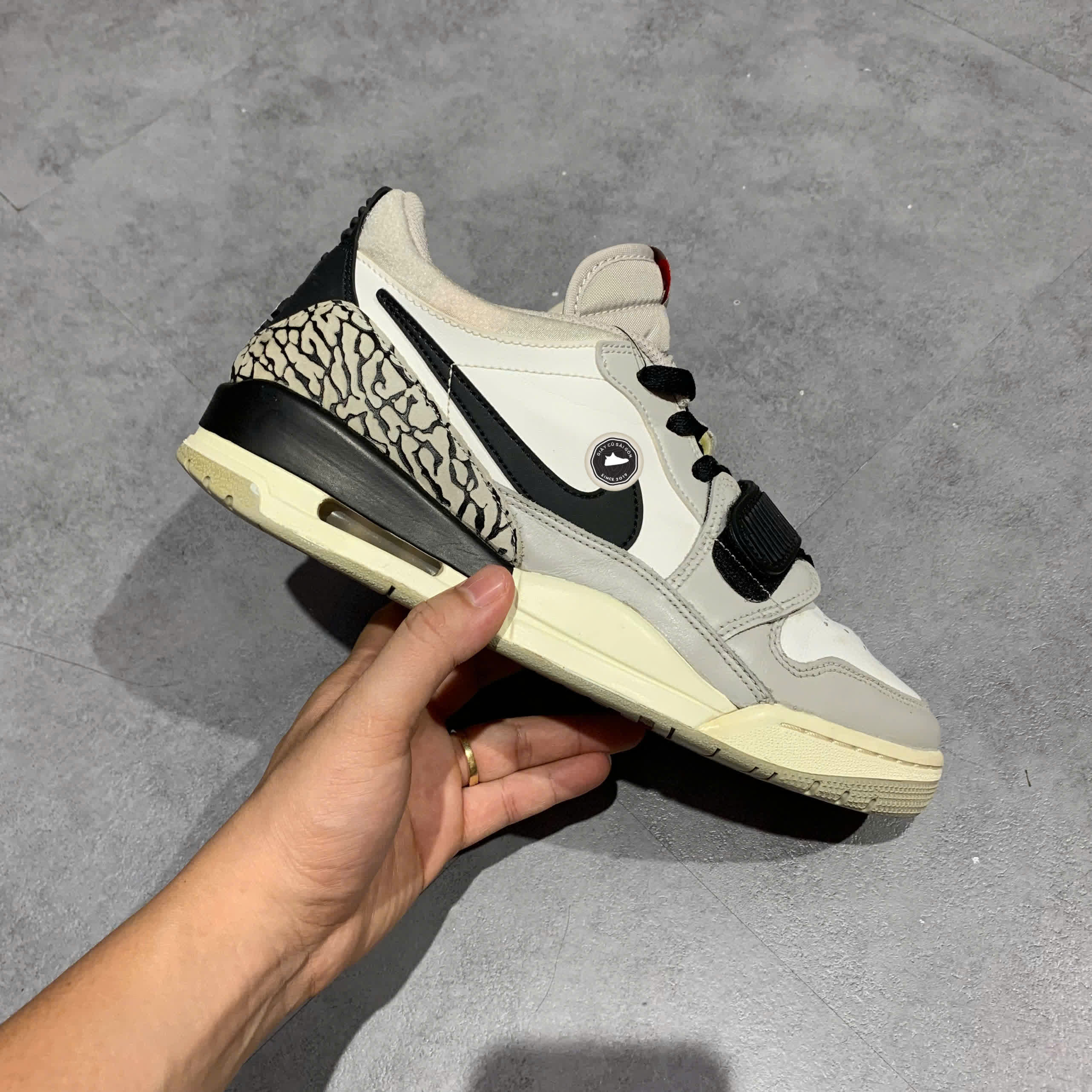 AIR JORDAN LEGACY 312 LOW TECH GREY FIRE RED BLACK – CD7069 101 SIZE 42 – GIÀY 2HAND CHÍNH HÃNG