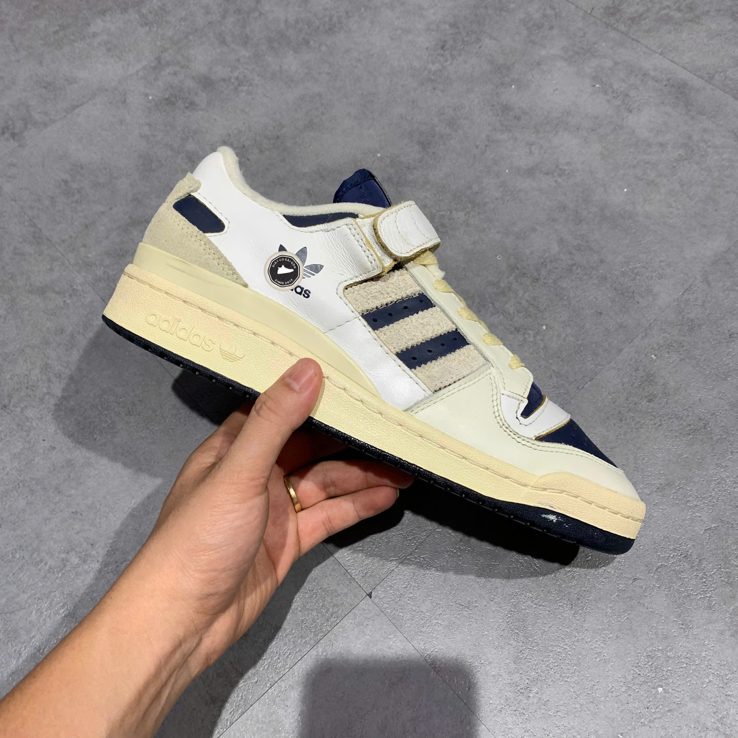 ADIDAS FORUM 84 LOW XLD OFF WHITE COLLEGIATE NAVY – GZ6427 SIZE 42 – GIÀY 2HAND CHÍNH HÃNG