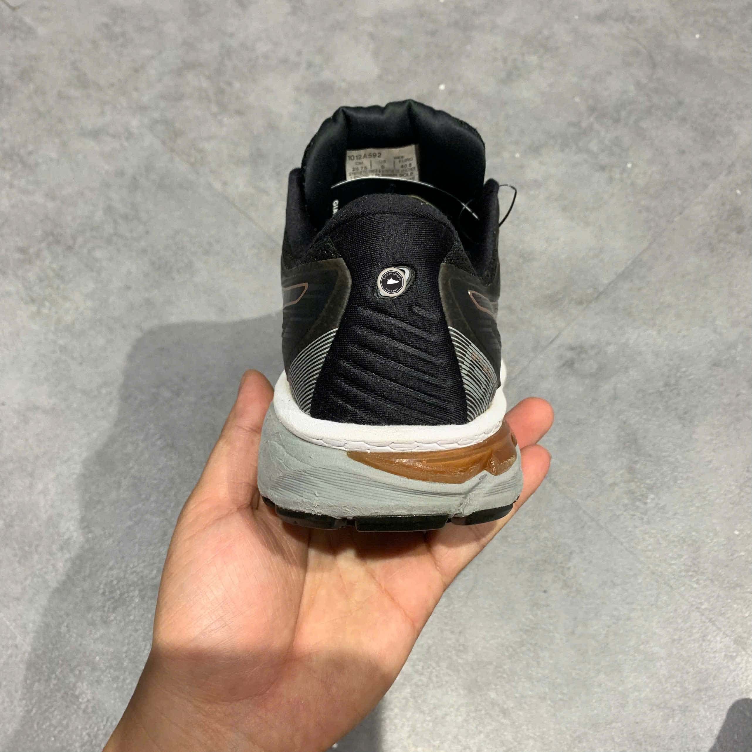 ASICS GT‑2000 8 D WIDE 'Black Rose Gold' – Mã 1012A592‑002 – SIZE 40.5 – Giày 2HAND chính hãng