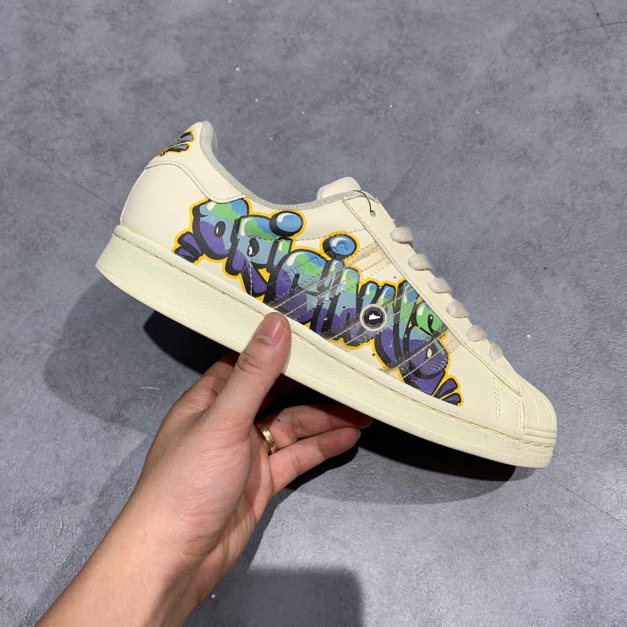 ADIDAS SUPERSTAR WHITE PURPLE GREEN – GW4443 SIZE 40 2/3 – GIÀY 2HAND CHÍNH HÃNG