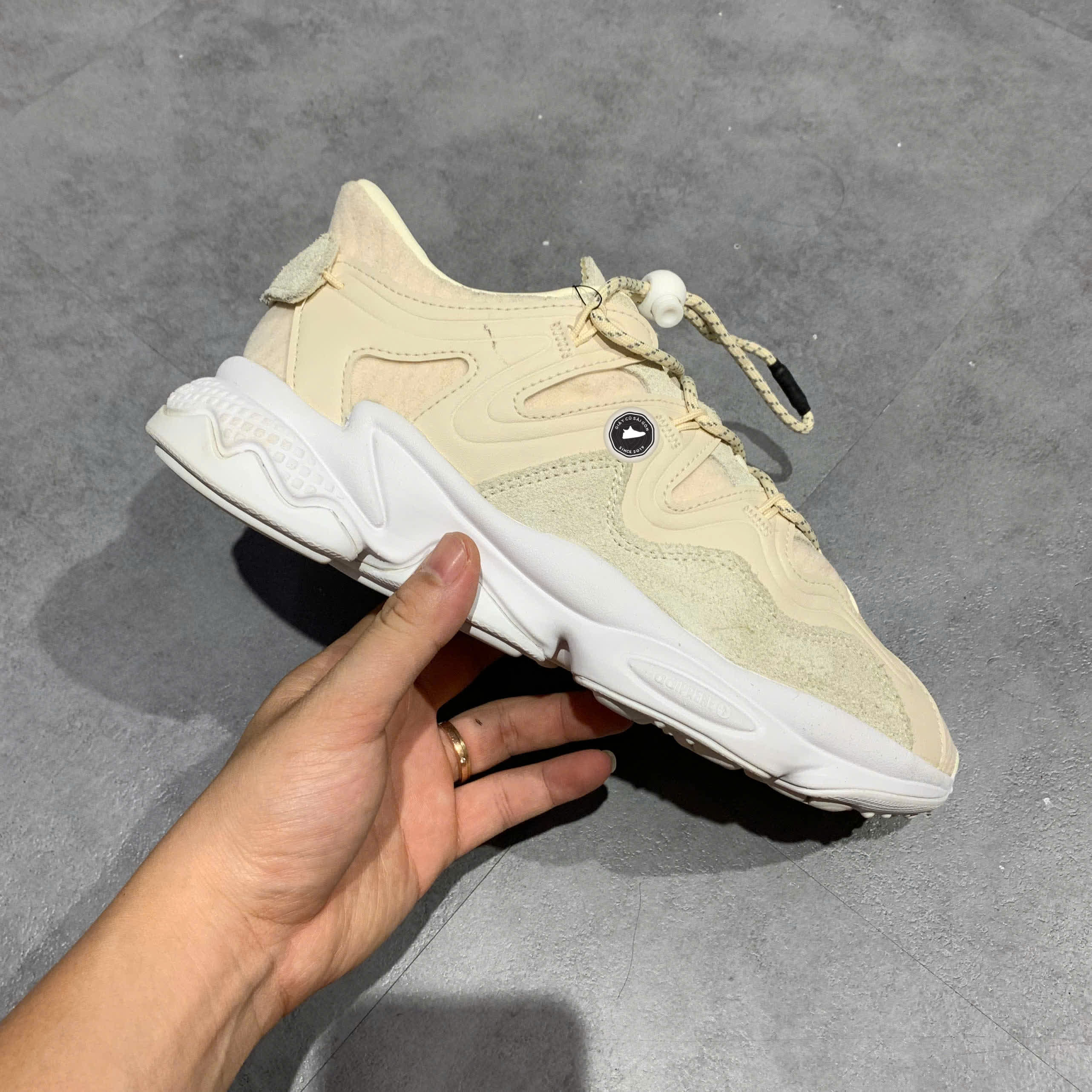 ADIDAS OZWEEGO PLUS WONDER WHITE CORE BLACK – H01183 SIZE 40 – GIÀY 2HAND CHÍNH HÃNG
