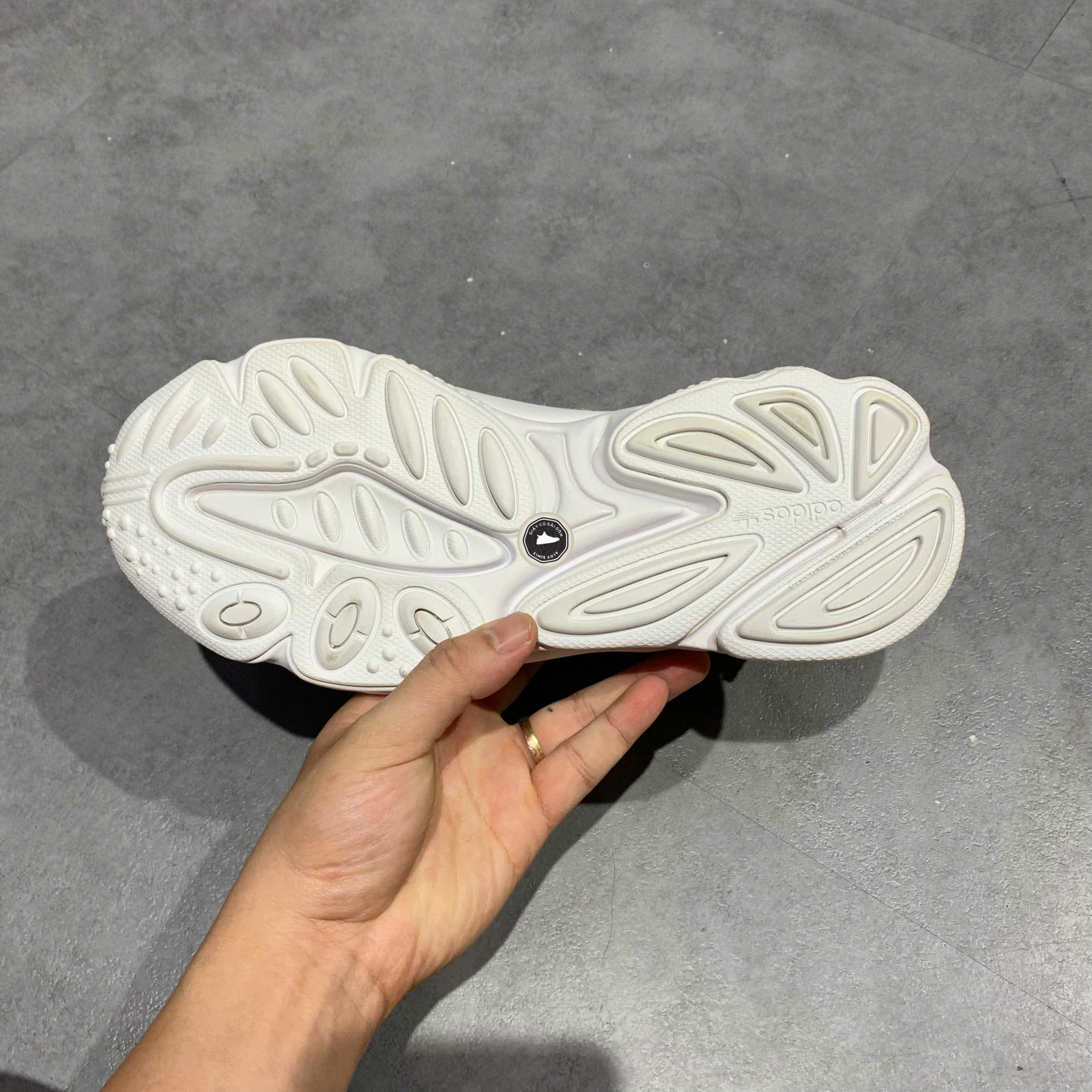 ADIDAS OZWEEGO PLUS WONDER WHITE CORE BLACK – H01183 SIZE 40 – GIÀY 2HAND CHÍNH HÃNG