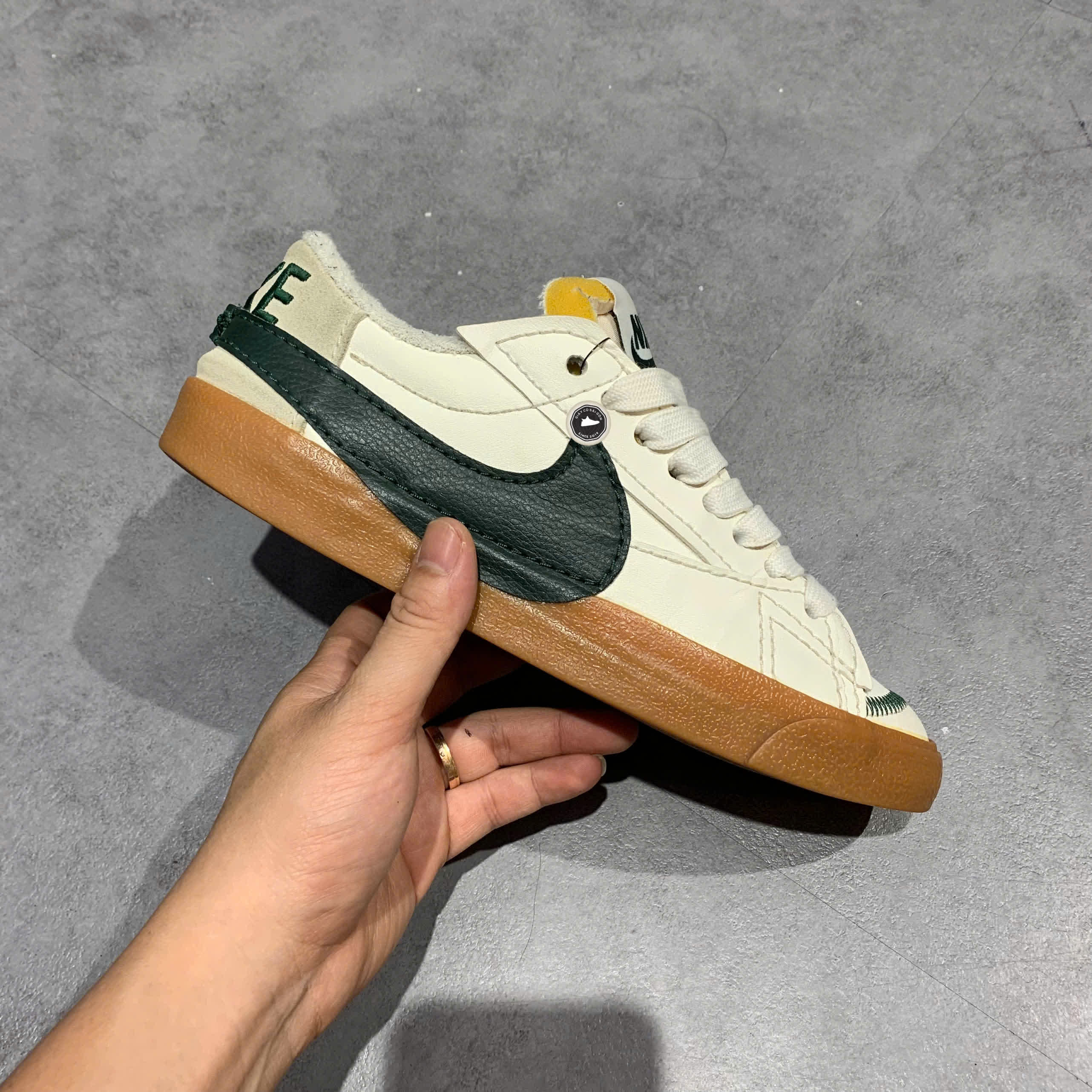 NIKE BLAZER LOW ’77 JUMBO ‘SAIL PRO GREEN GUM’ – DR9865 101 SIZE 40.5 – GIÀY 2HAND CHÍNH HÃNG