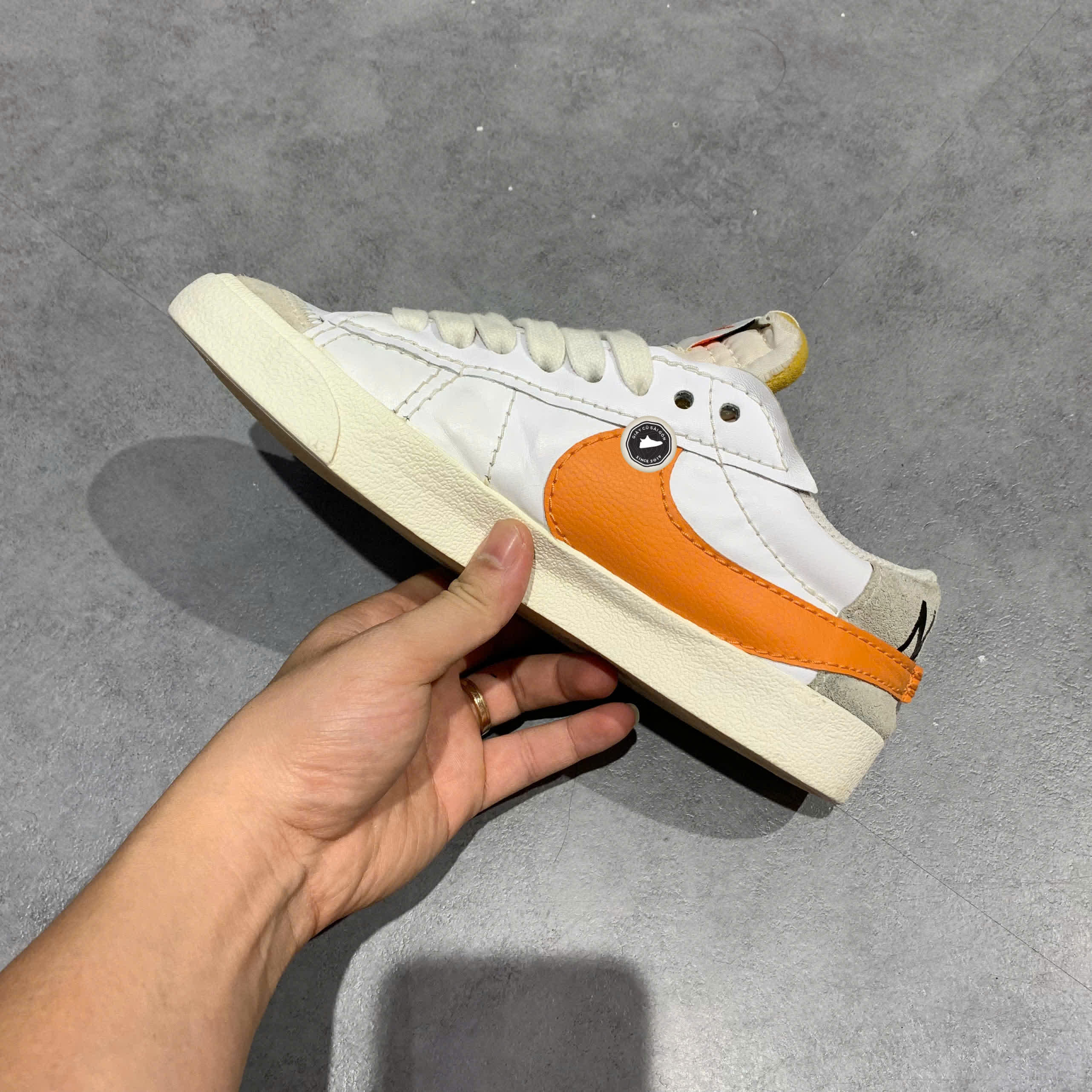 NIKE BLAZER LOW ’77 JUMBO WHITE ALPHA ORANGE – DN2158 100 SIZE 40.5 – GIÀY 2HAND CHÍNH HÃNG