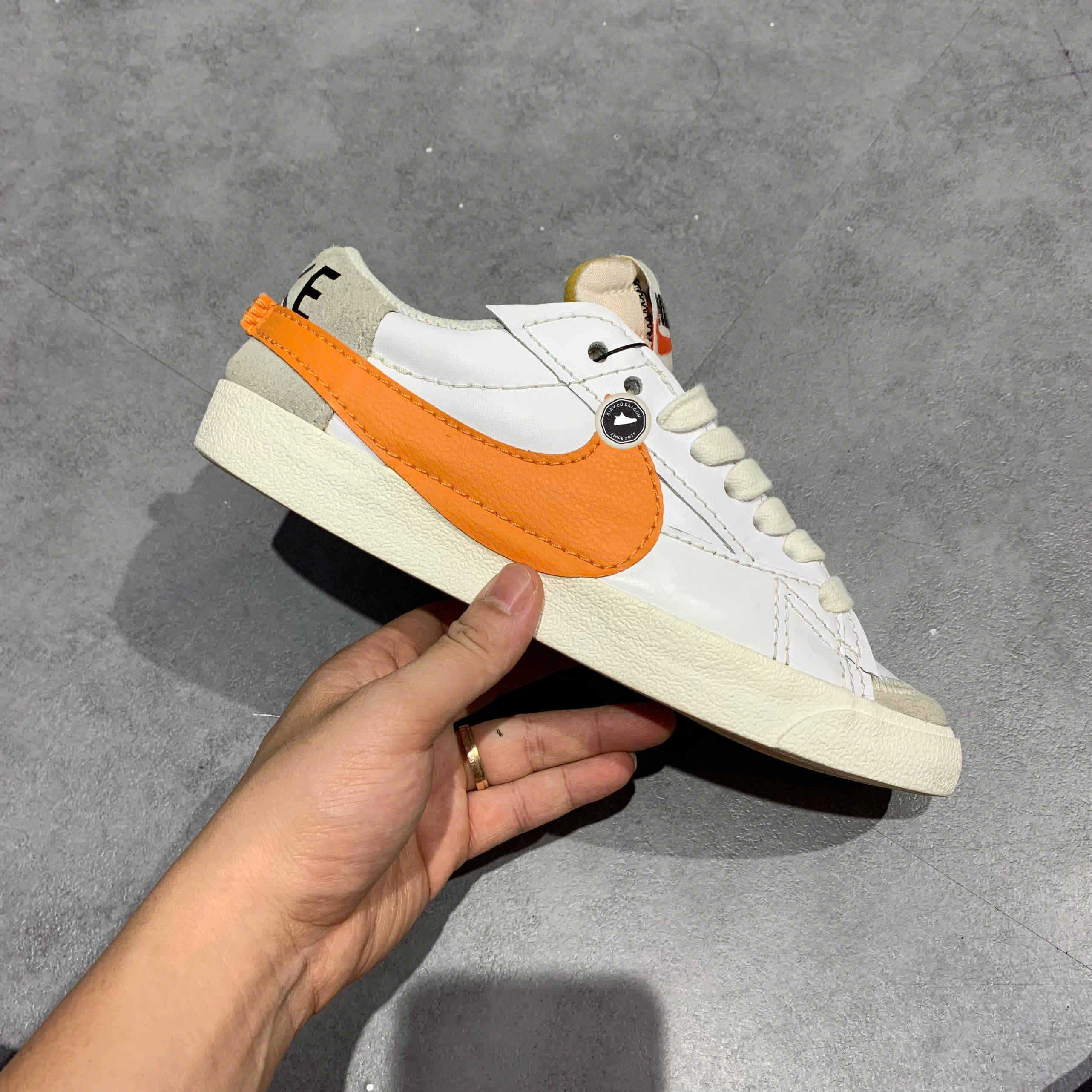 NIKE BLAZER LOW ’77 JUMBO WHITE ALPHA ORANGE – DN2158 100 SIZE 40.5 – GIÀY 2HAND CHÍNH HÃNG