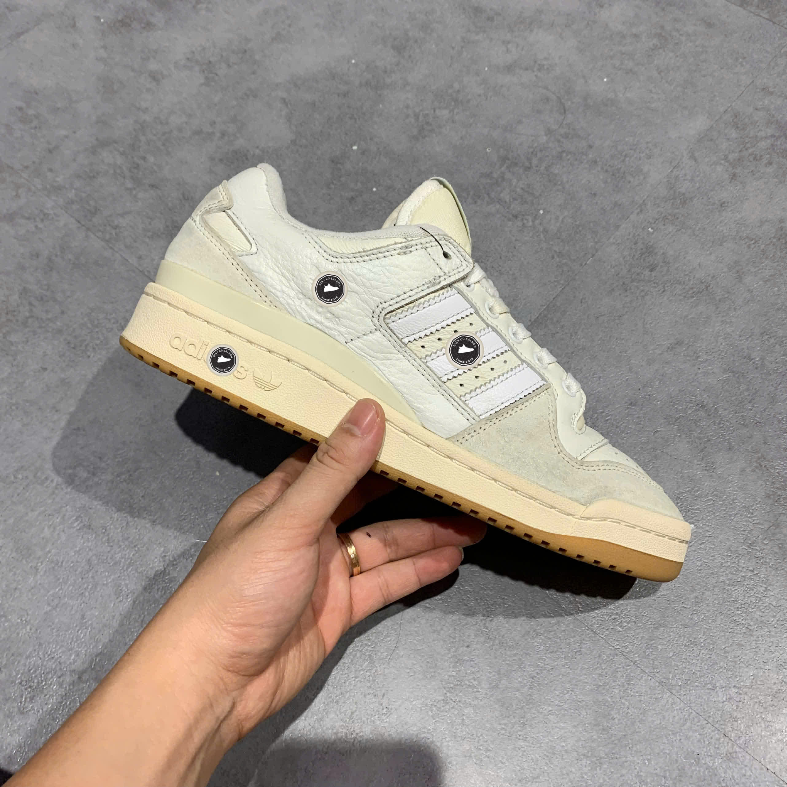 ADIDAS FORUM 84 LOW ADV ‘WHITE GUM’ – FY7998 SIZE 40 → GIÀY 2HAND CHÍNH HÃNG