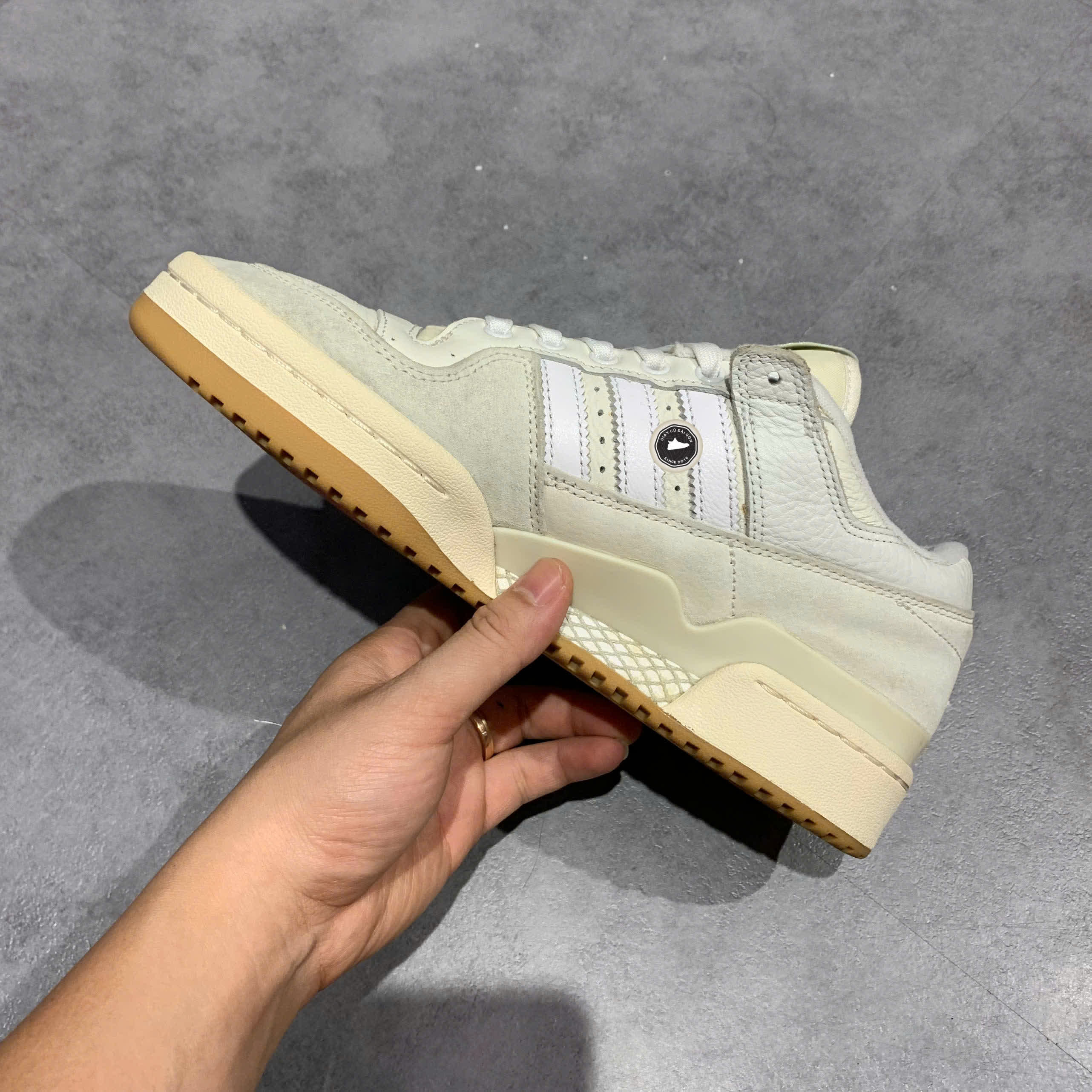 ADIDAS FORUM 84 LOW ADV ‘WHITE GUM’ – FY7998 SIZE 40 → GIÀY 2HAND CHÍNH HÃNG