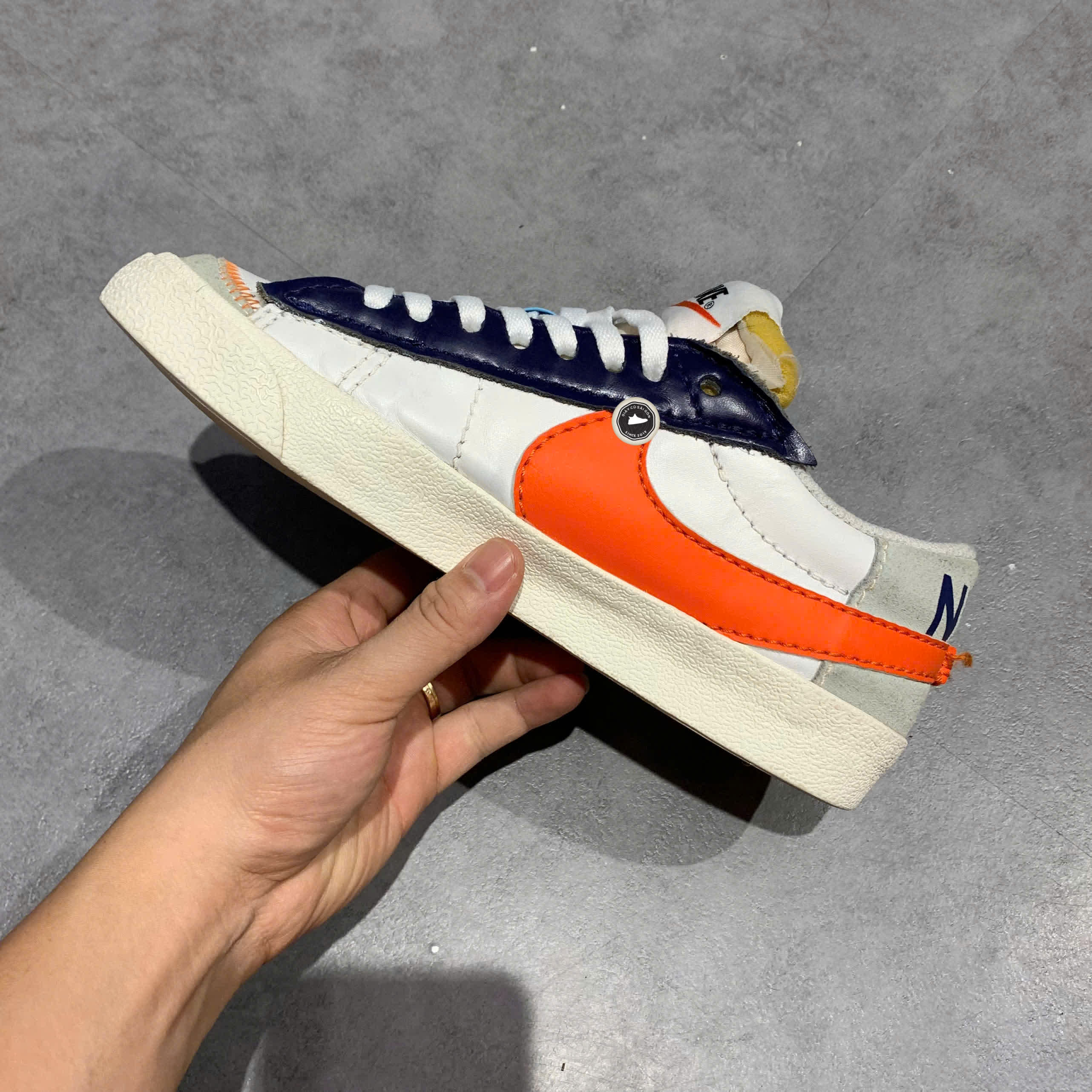 NIKE BLAZER LOW ’77 JUMBO “WHITE SAIL – DEEP ROYAL BLUE – SAFETY ORANGE” – DV9122 181 SIZE 40.5 – GIÀY 2HAND CHÍNH HÃNG