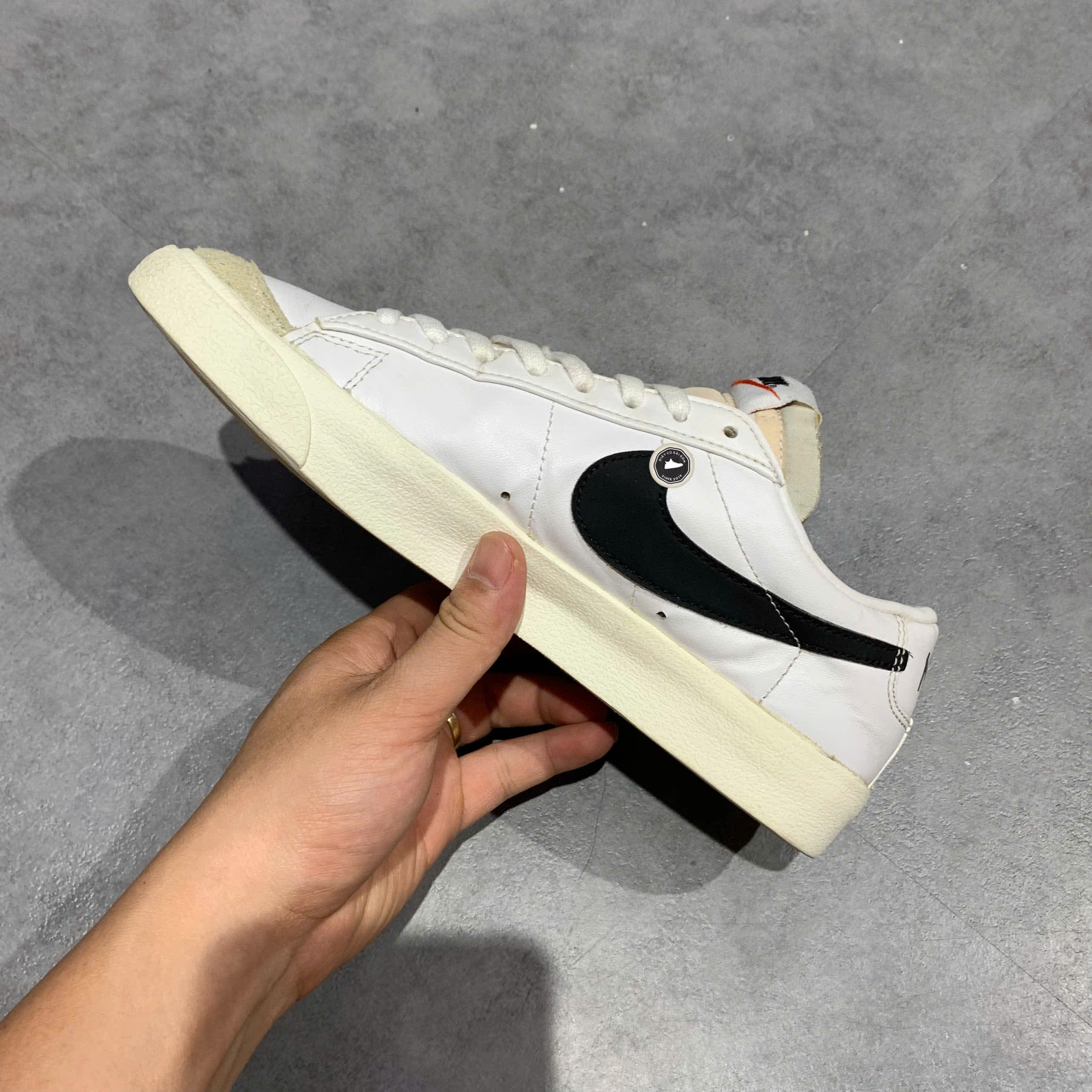 NIKE BLAZER LOW ’77 VINTAGE – DA6364 101 SIZE 40 – GIÀY 2HAND CHÍNH HÃNG