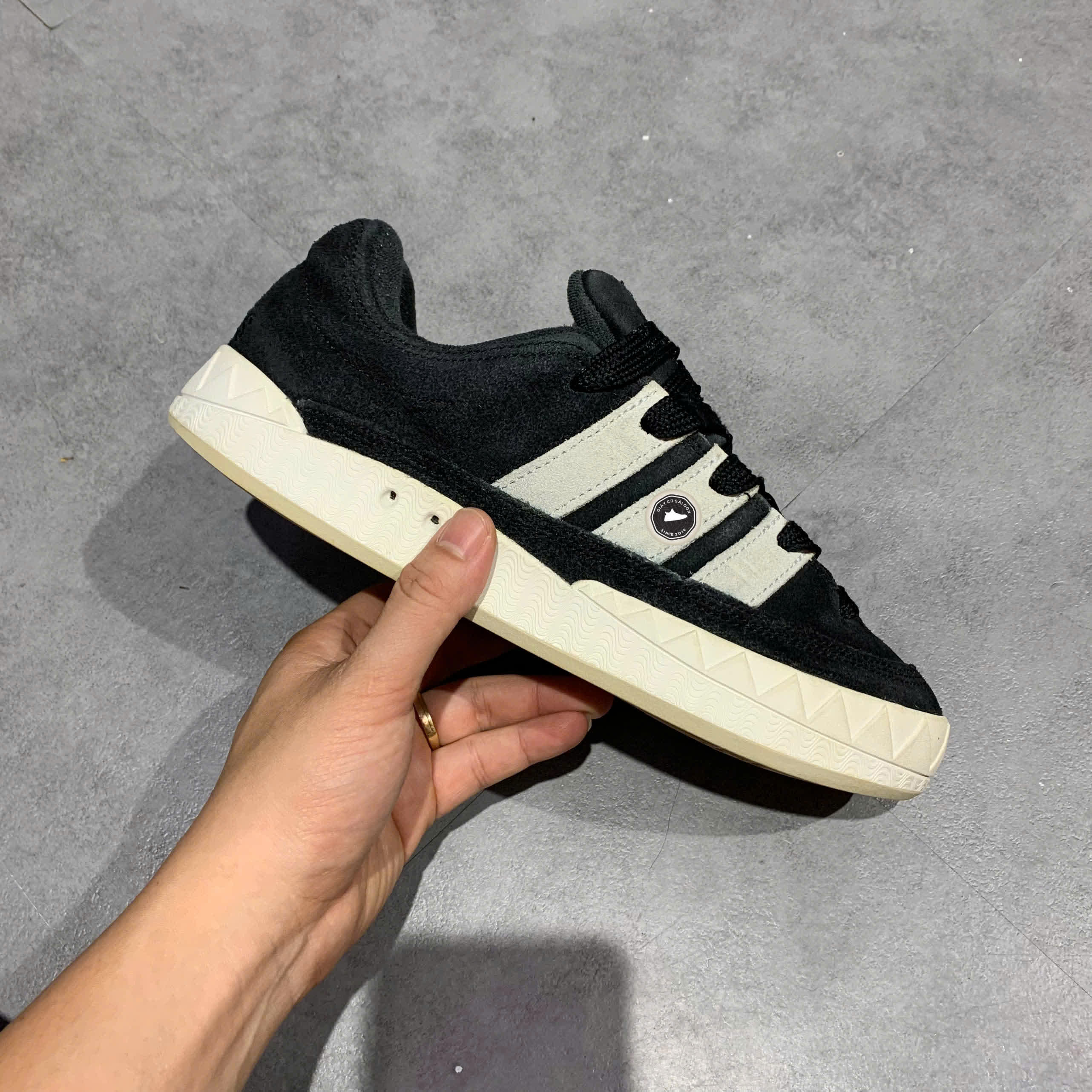 ADIDAS ADIMATIC ‘CORE BLACK / CRYSTAL WHITE’ – ID8265 – SIZE 40 – GIÀY 2HAND CHÍNH HÃNG