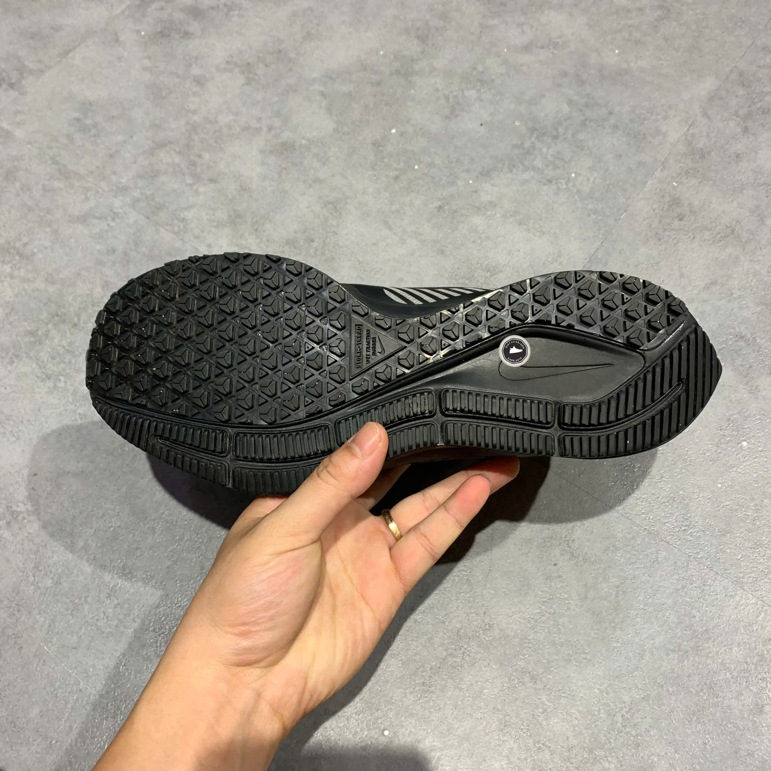 NIKE AIR ZOOM PEGASUS 36 SHIELD ‘TRIPLE BLACK’ – AQ8005‑001 – SIZE 41 – GIÀY 2HAND CHÍNH HÃNG