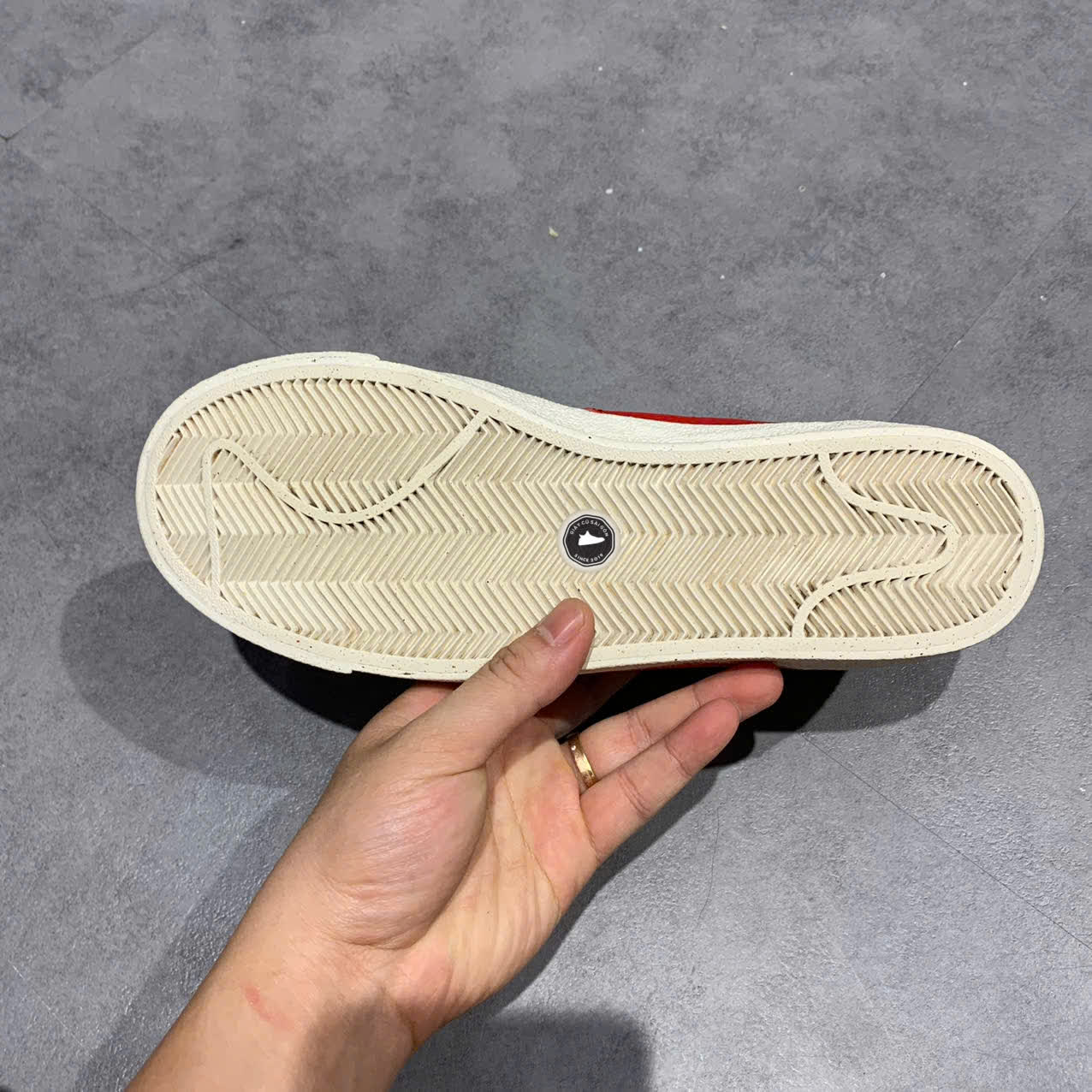 NIKE BLAZER LOW ’77 JUMBO “WHITE / PHOTON DUST / LIGHT SMOKE GREY / UNIVERSITY RED” DQ8769-100 — SIZE 41 GIÀY 2HAND CHÍNH HÃNG — PVN19543