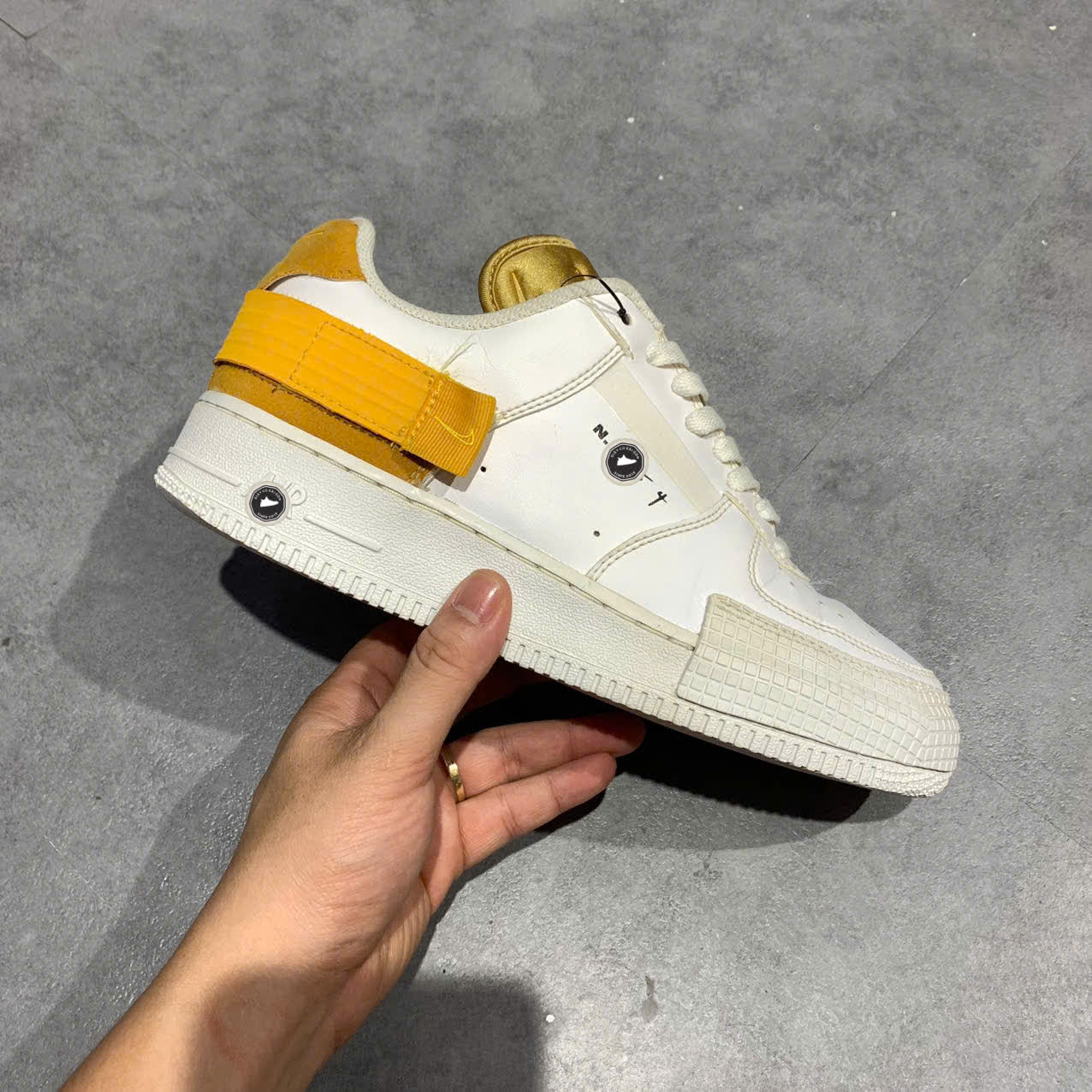 NIKE AIR FORCE 1 TYPE 'GOLD SUEDE' – AT7859-100 – SIZE 40.5 GIÀY 2HAND CHÍNH HÃNG – PVN19769