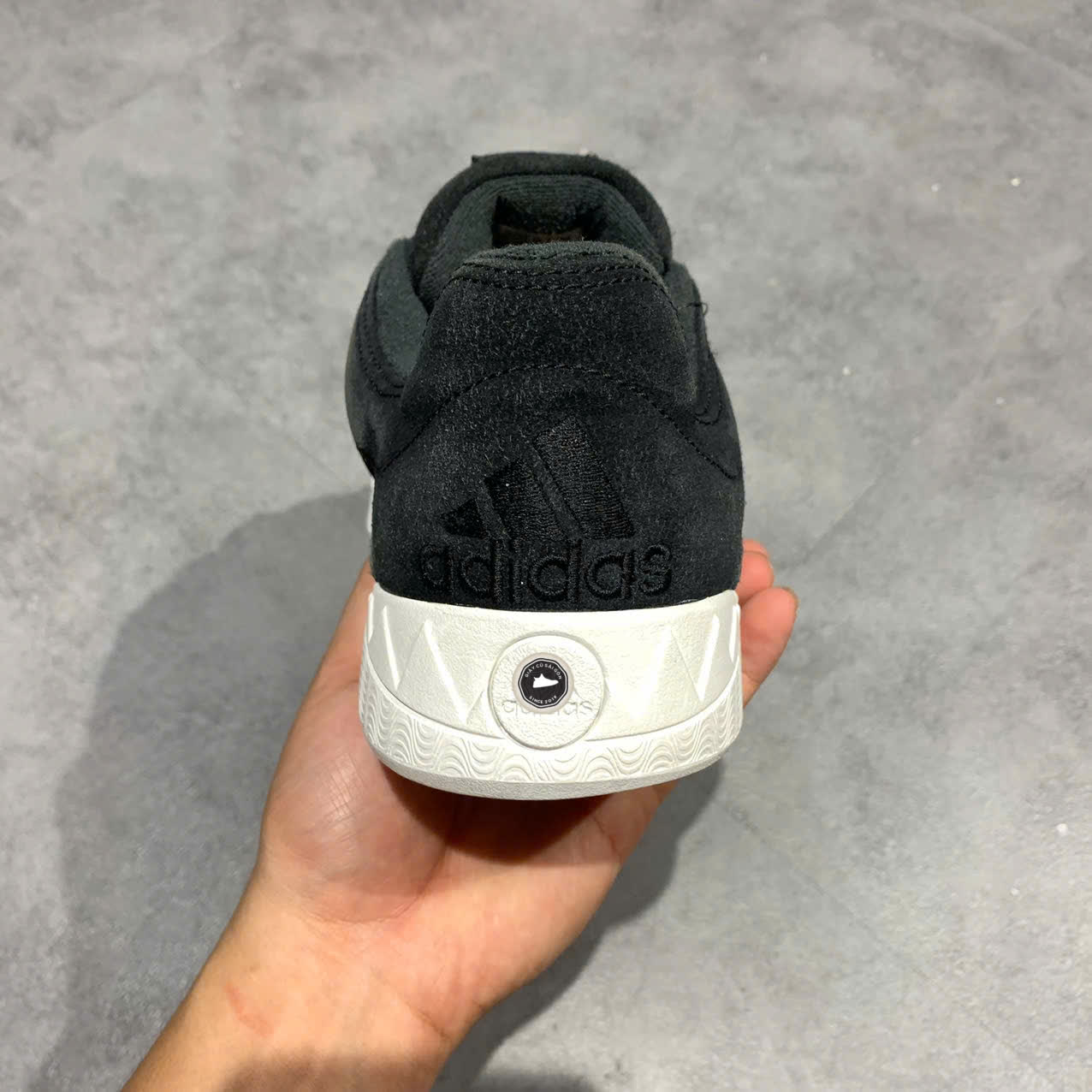 ADIDAS ADIMATIC "CORE BLACK / CRYSTAL WHITE / CARBON" ID8265 — SIZE 42 GIÀY 2HAND CHÍNH HÃNG — PVN19691