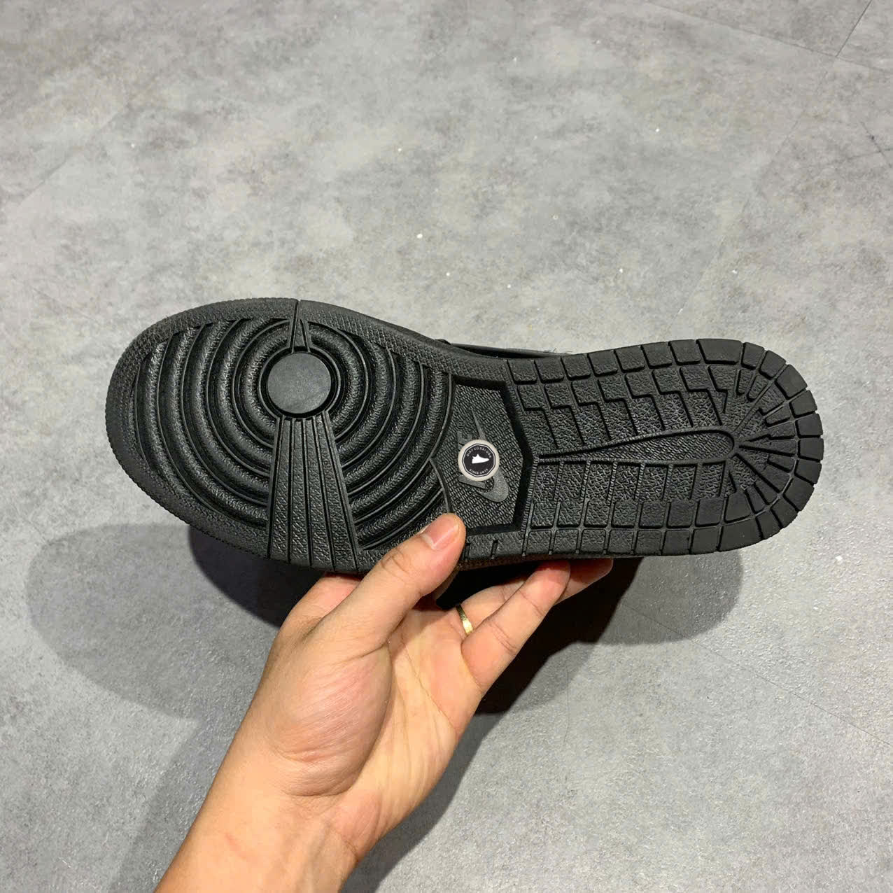 AIR JORDAN 1 RETRO HIGH OG “BLACK METALLIC GOLD” 555088-032 SIZE 42 GIÀY 2HAND CHÍNH HÃNG PVN19794