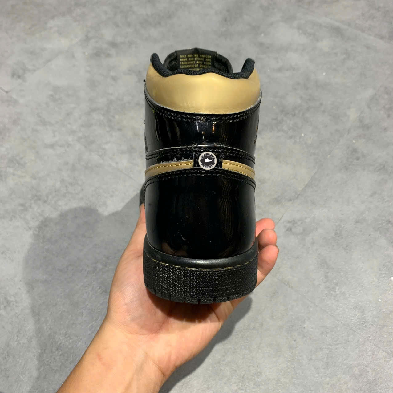 AIR JORDAN 1 RETRO HIGH OG “BLACK METALLIC GOLD” 555088-032 SIZE 42 GIÀY 2HAND CHÍNH HÃNG PVN19794