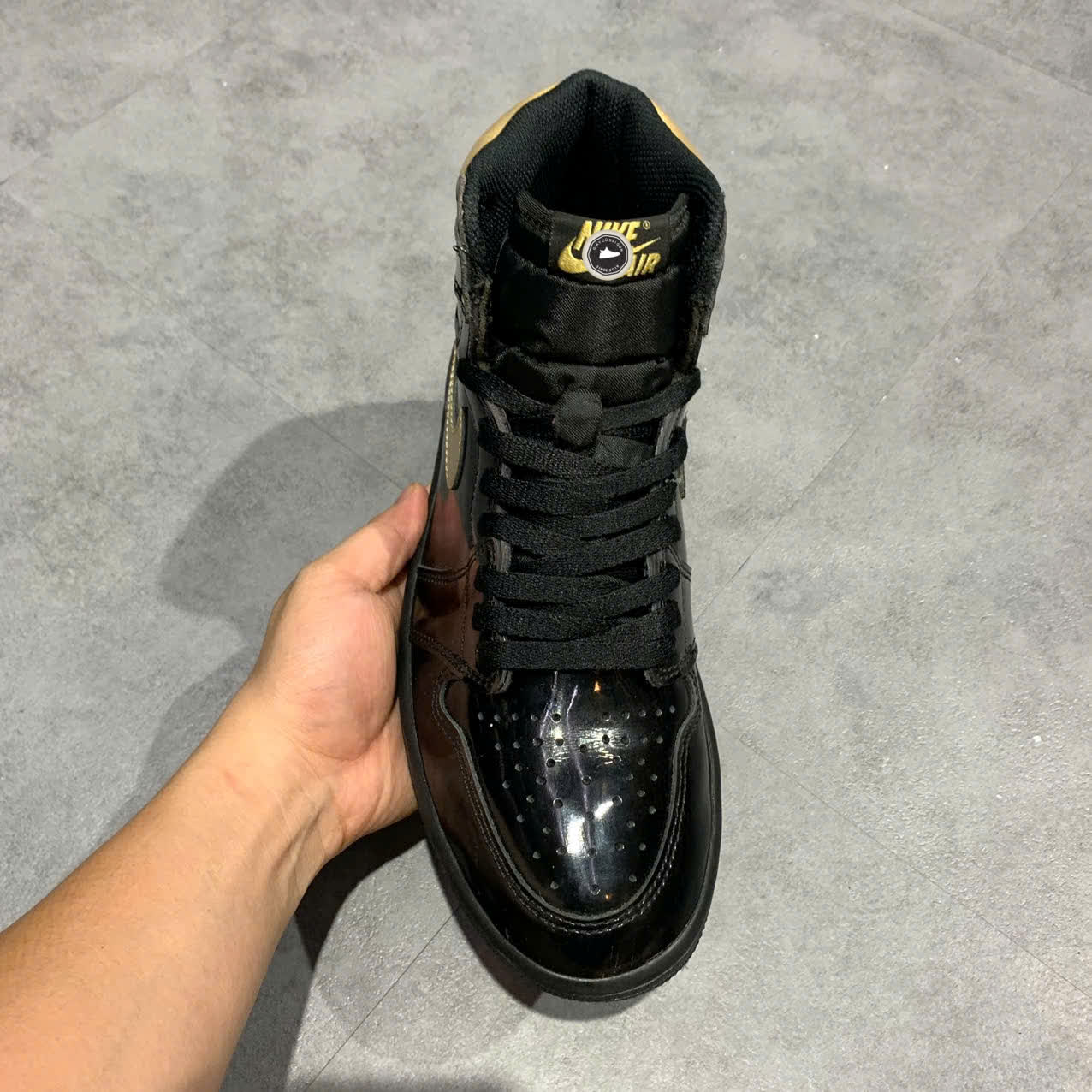 AIR JORDAN 1 RETRO HIGH OG “BLACK METALLIC GOLD” 555088-032 SIZE 42 GIÀY 2HAND CHÍNH HÃNG PVN19794