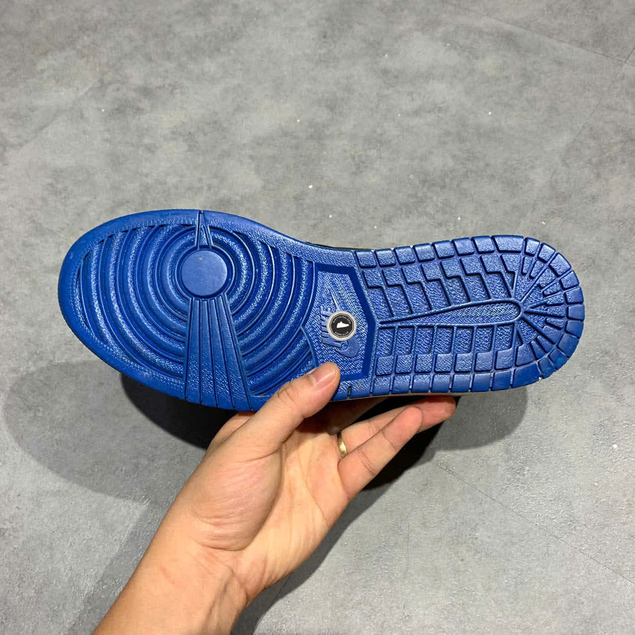 NIKE AIR JORDAN 1 RETRO HIGH OG ROYAL 555088 007 SIZE 43 GIÀY 2HAND CHÍNH HÃNG PVN197