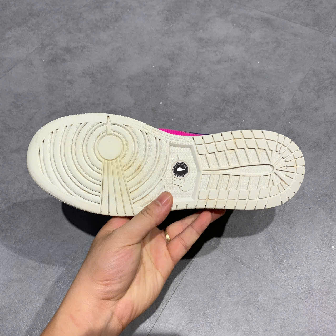 AIR JORDAN 1 MID (GS) – REGALY PURPLE FIRE PINK (mã 555112-602) SIZE 40 GIÀY 2HAND CHÍNH HÃNG PVN19800