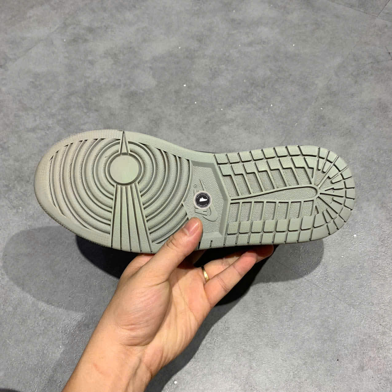 NIKE AIR JORDAN 1 HIGH OG ‘REBELLIONAIRE’ 555088-036 SIZE 41 GIÀY 2HAND CHÍNH HÃNG PVN19842