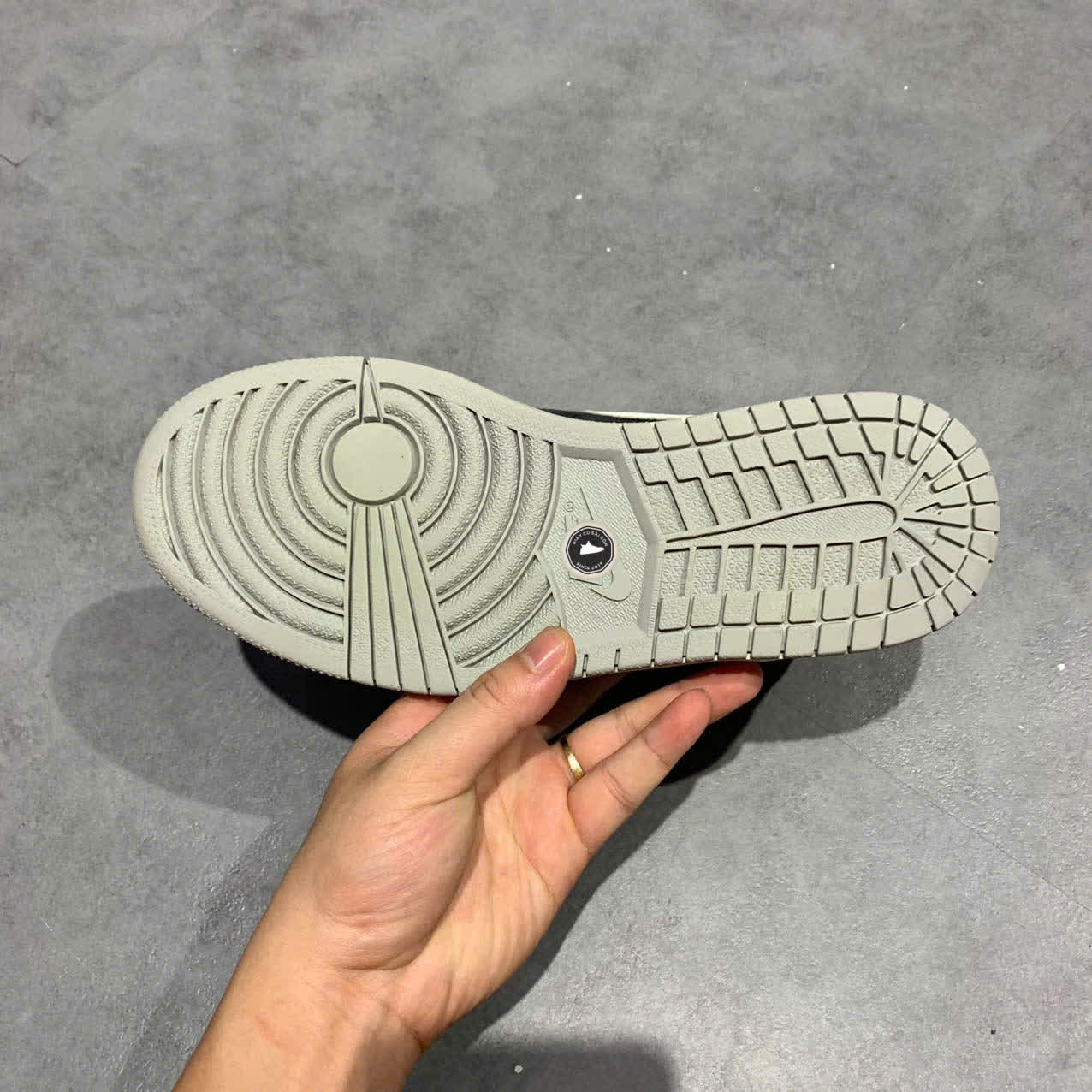 NIKE JORDAN 1 MID SE ELEPHANT PRINT DM1200-016 SIZE 40 GIÀY 2HAND CHÍNH HÃNG PVN19791