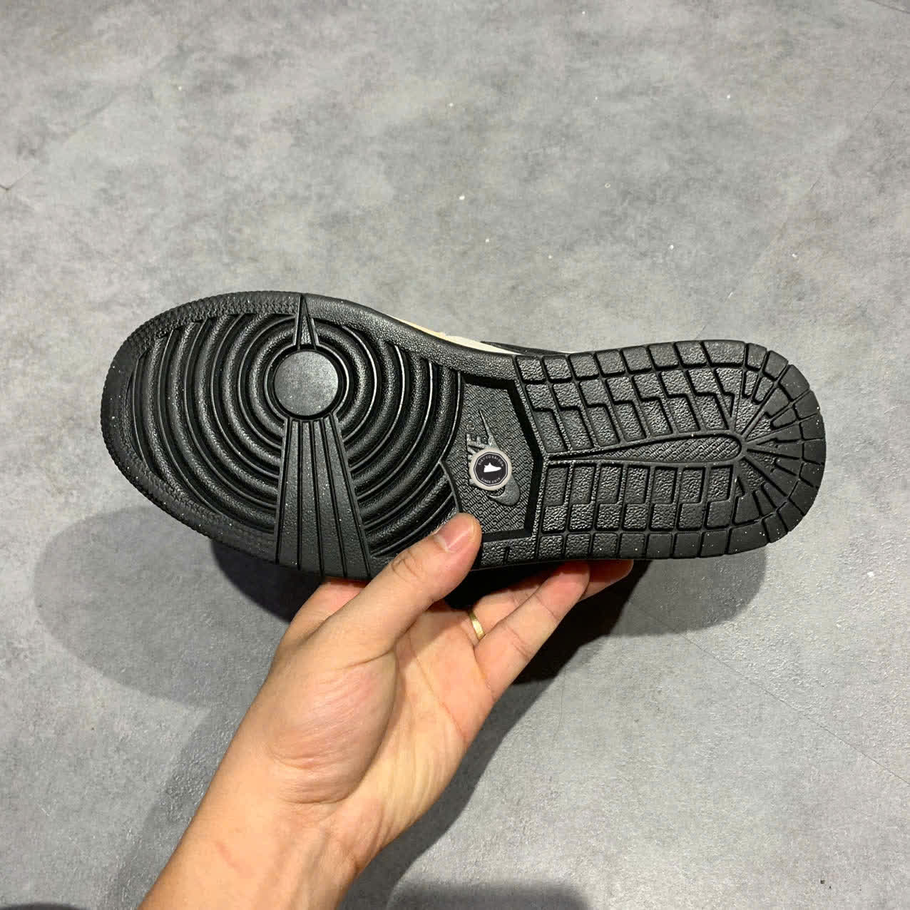 NIKE AIR JORDAN 1 MID DIRTY POWDER IRIDESCENT BQ6472-602 SIZE 40 GIÀY 2HAND CHÍNH HÃNG PVN19790